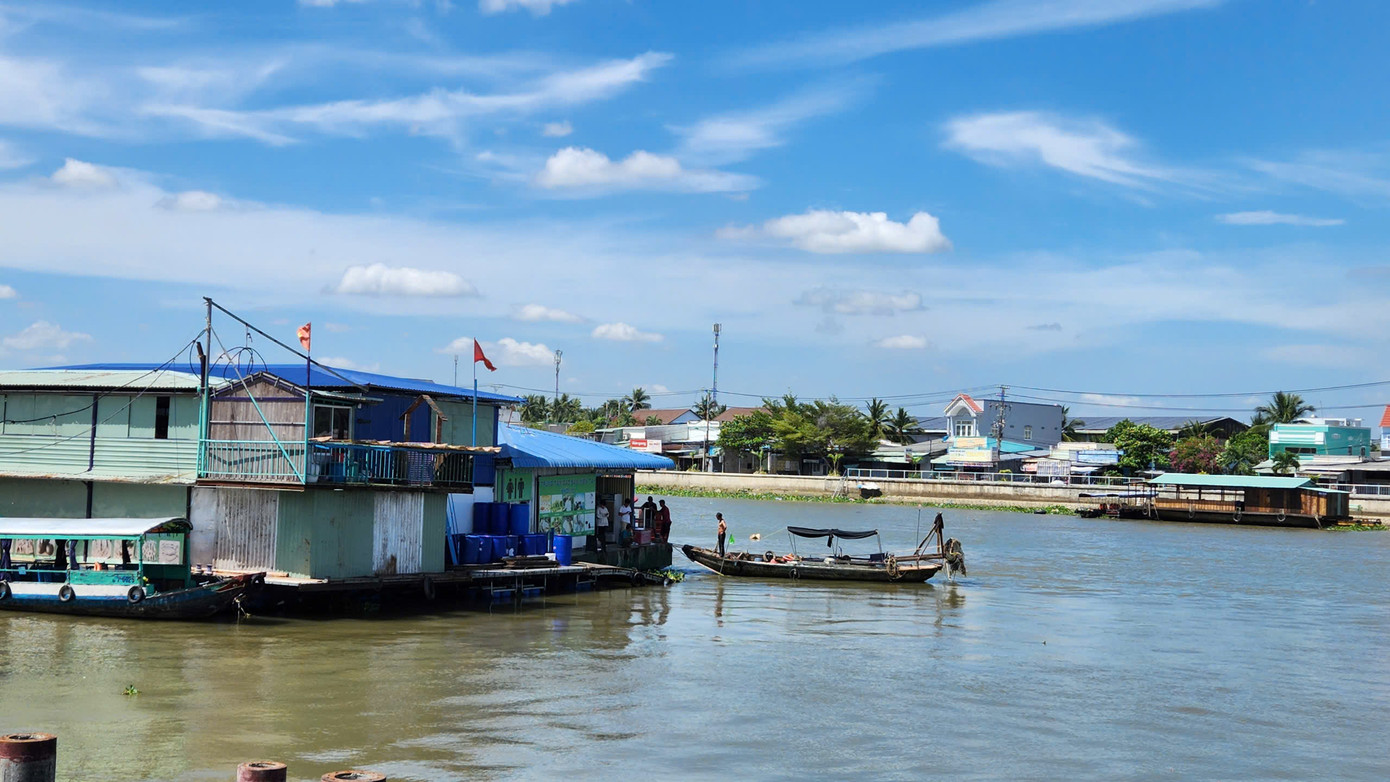 Sà lan bán hàng nơi xảy ra vụ khách du lịch rơi xuống sông vào ngày 16/2 tại chợ nổi Cái Răng.