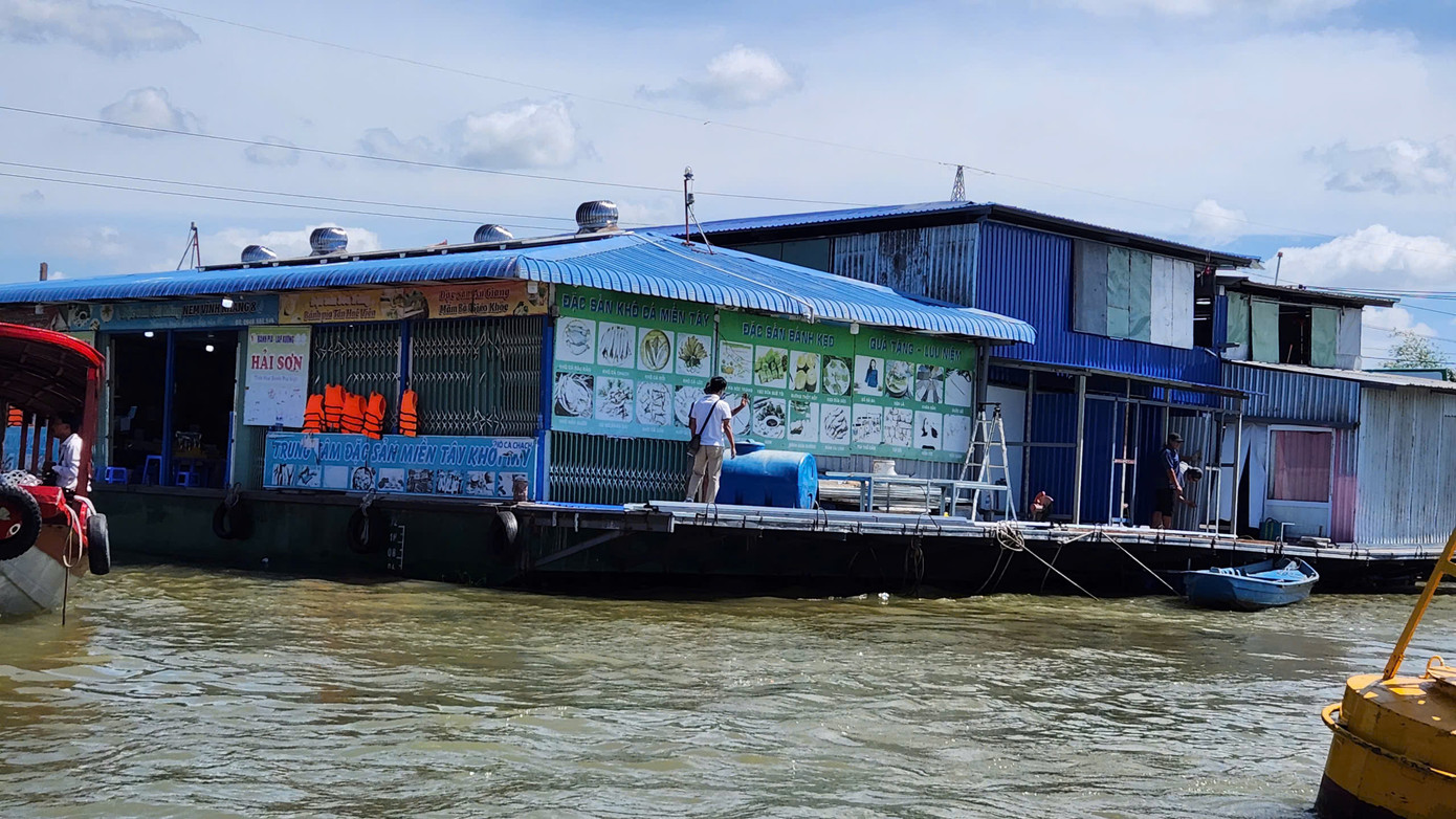 Hiện trường nơi xảy ra vụ khách rơi xuống nước vào ngày 16/2. Hiện trường nơi xảy ra vụ khách rơi xuống nước vào ngày 16/2.