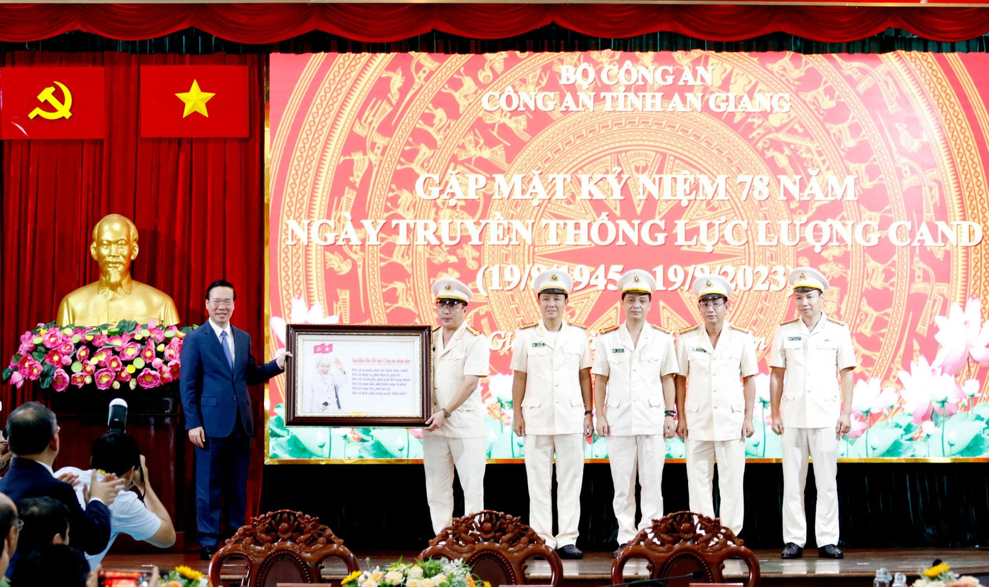 Chủ tịch nước Võ Văn Thưởng tặng quà lưu niệm Công an tỉnh An Giang.