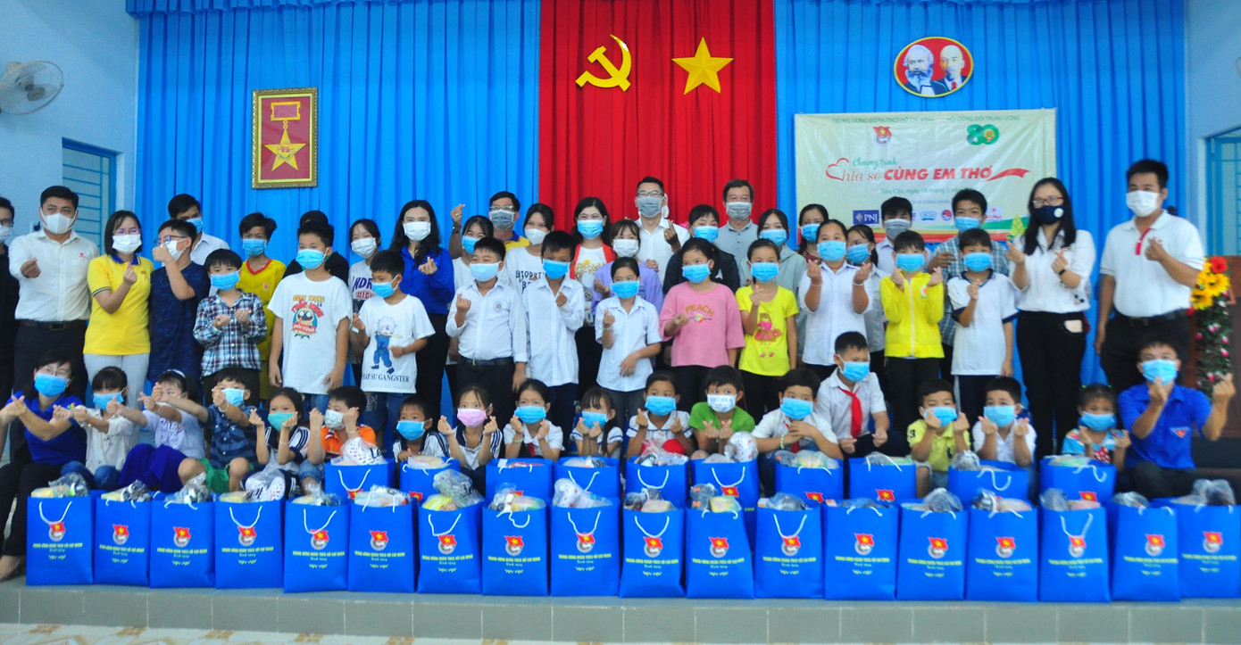 Các em học sinh nhận quà. - Ảnh: Hòa Hội