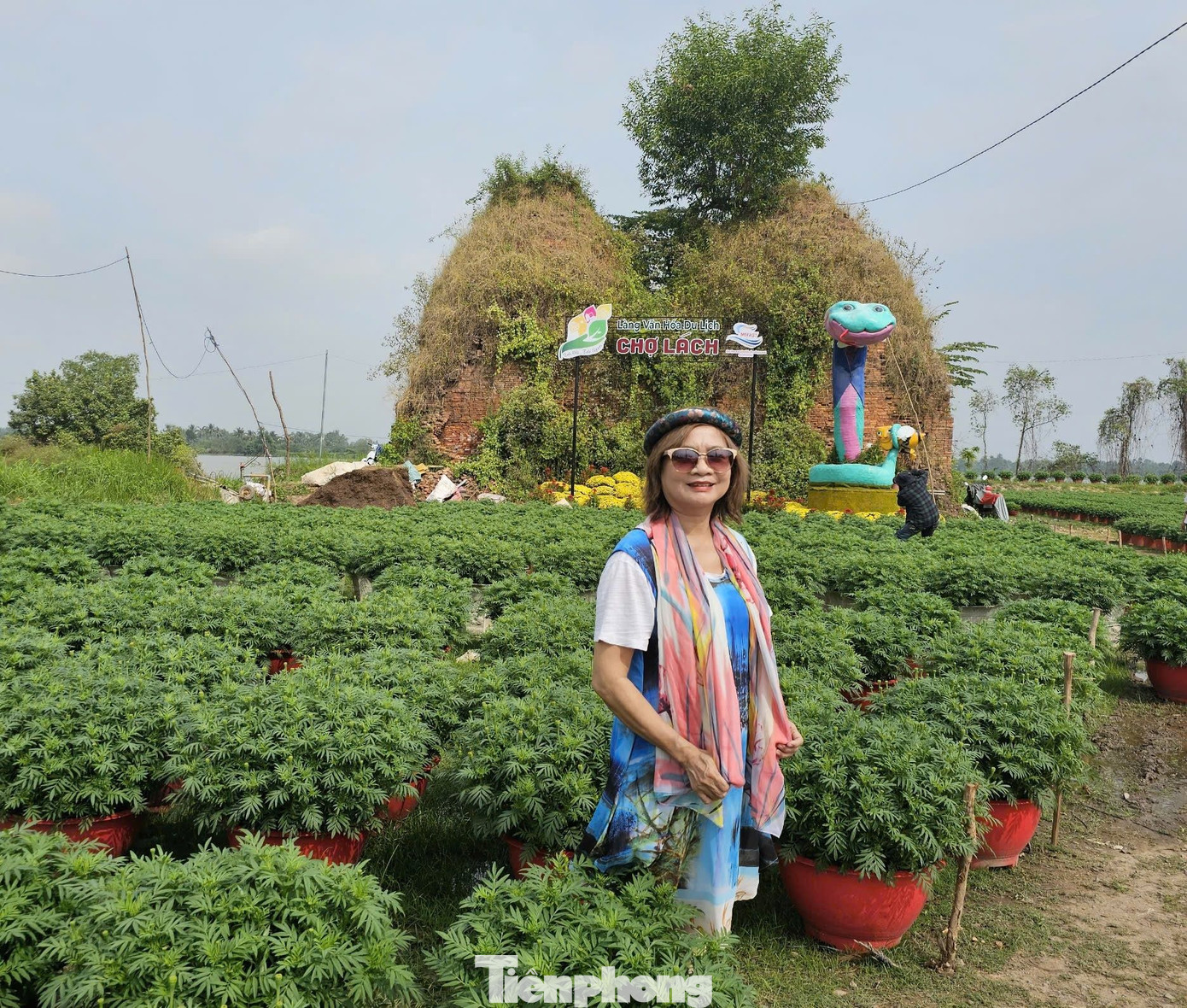 Du khách từ TPHCM đến tham quan làng hoa. Ảnh: Hòa Hội.