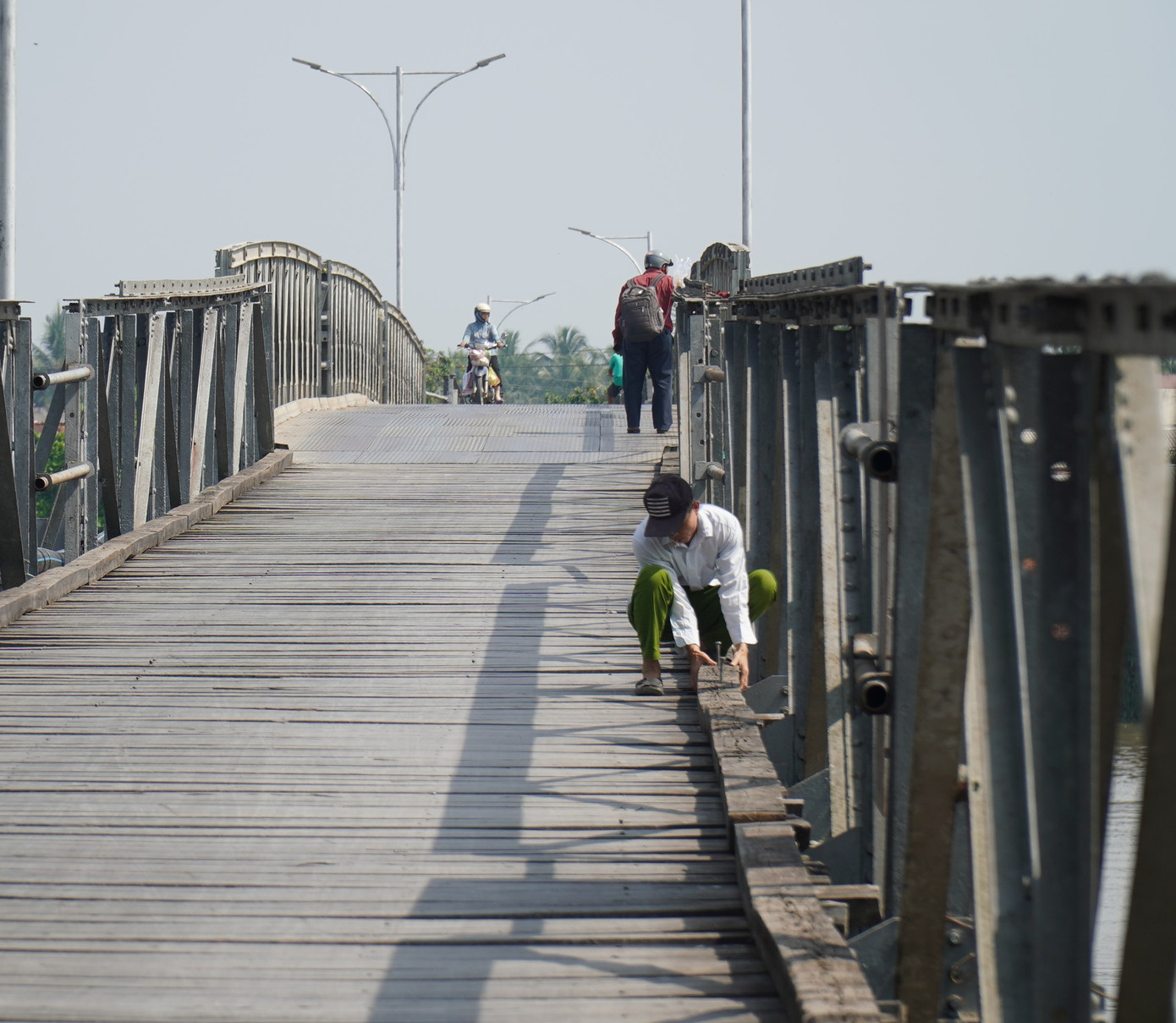 Hiện trường vụ va chạm khiến cháu bé rơi xuống sông. Ảnh: M.T