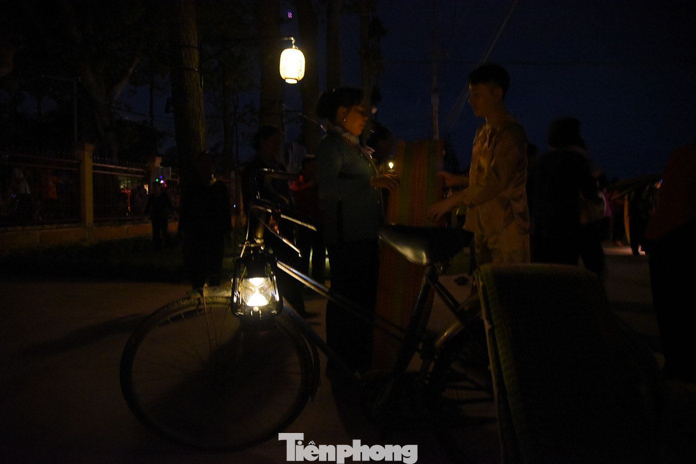 Chiếc đèn dầu leo lét - điểm nhấn trong cảnh mua bán chiếu ngày xưa được tái hiện lại. Ảnh: Hòa Hội.