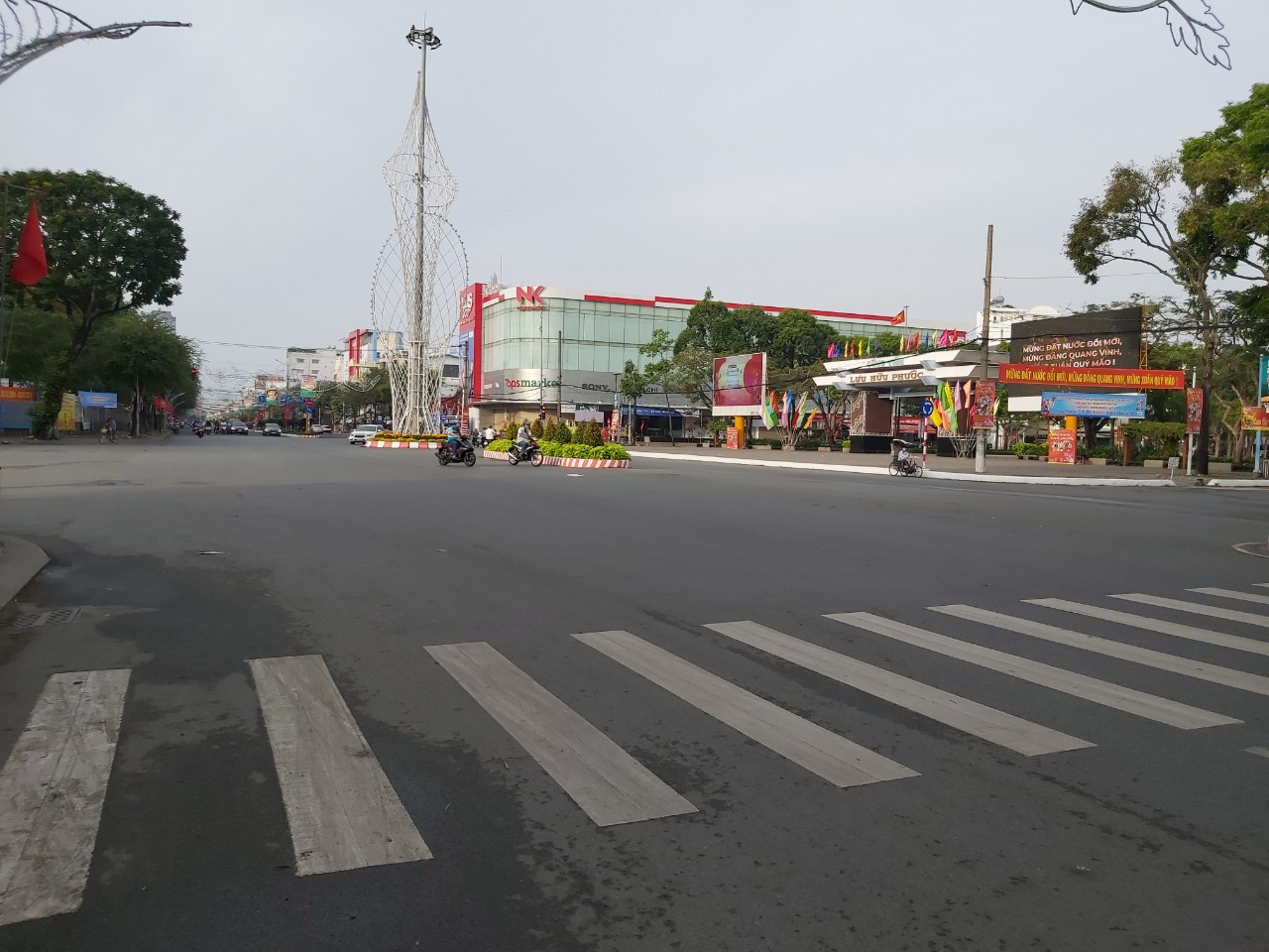 Khu vực trung tâm thành phố vào sáng sớm mùng Một Tết.