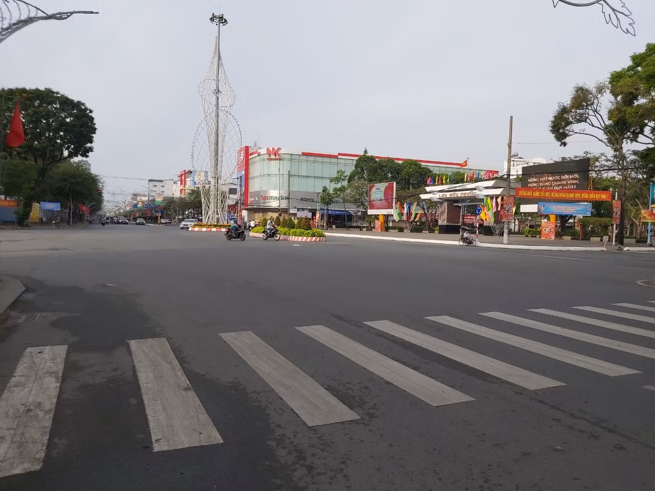Khu vực trung tâm thành phố vào sáng sớm mùng Một Tết.