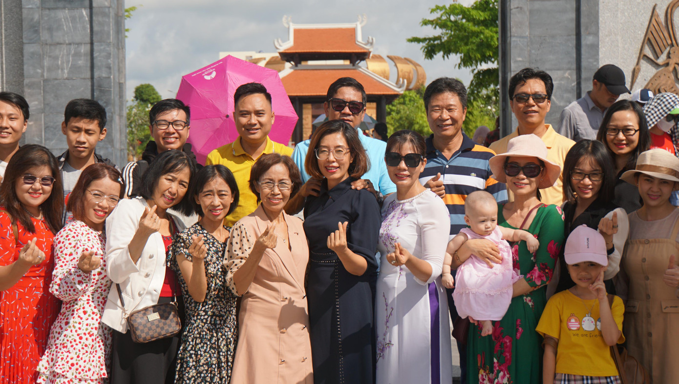 Chị Lê Yến Oanh (quê Cà Mau) cùng người thân đến tham quan đền thờ Vua Hùng. Chị Oanh chia sẻ: “Nhân dịp lễ 30/4 – 01/5, cùng gia đình đi tham quan đền Hùng - như 1 lời tri ân và cảm tạ đến các vua Hùng từ các con cháu đất Việt. Đồng thời, còn nhắc nhớ đến các thế hệ theo lời Bác Hồ dạy: “Các vua Hùng có công dựng nước - Bác cháu ta phải gìn giữ lấy nước”. Đặc biệt tôi cảm thấy tự hào hơn khi Cần Thơ, nơi sinh sống nhiều năm được đặt đền thờ Vua Hùng tại đây”. - Ảnh: Hòa Hội