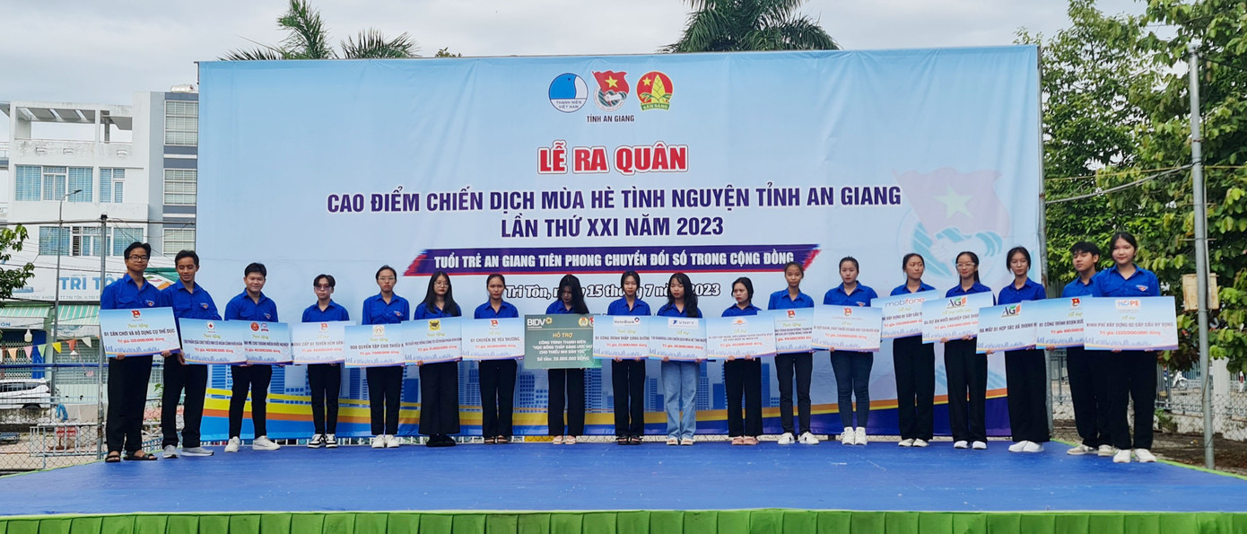 Trao tặng các công trình, phần việc trong chiến dịch &quot;Mùa hè tình nguyện&quot;.