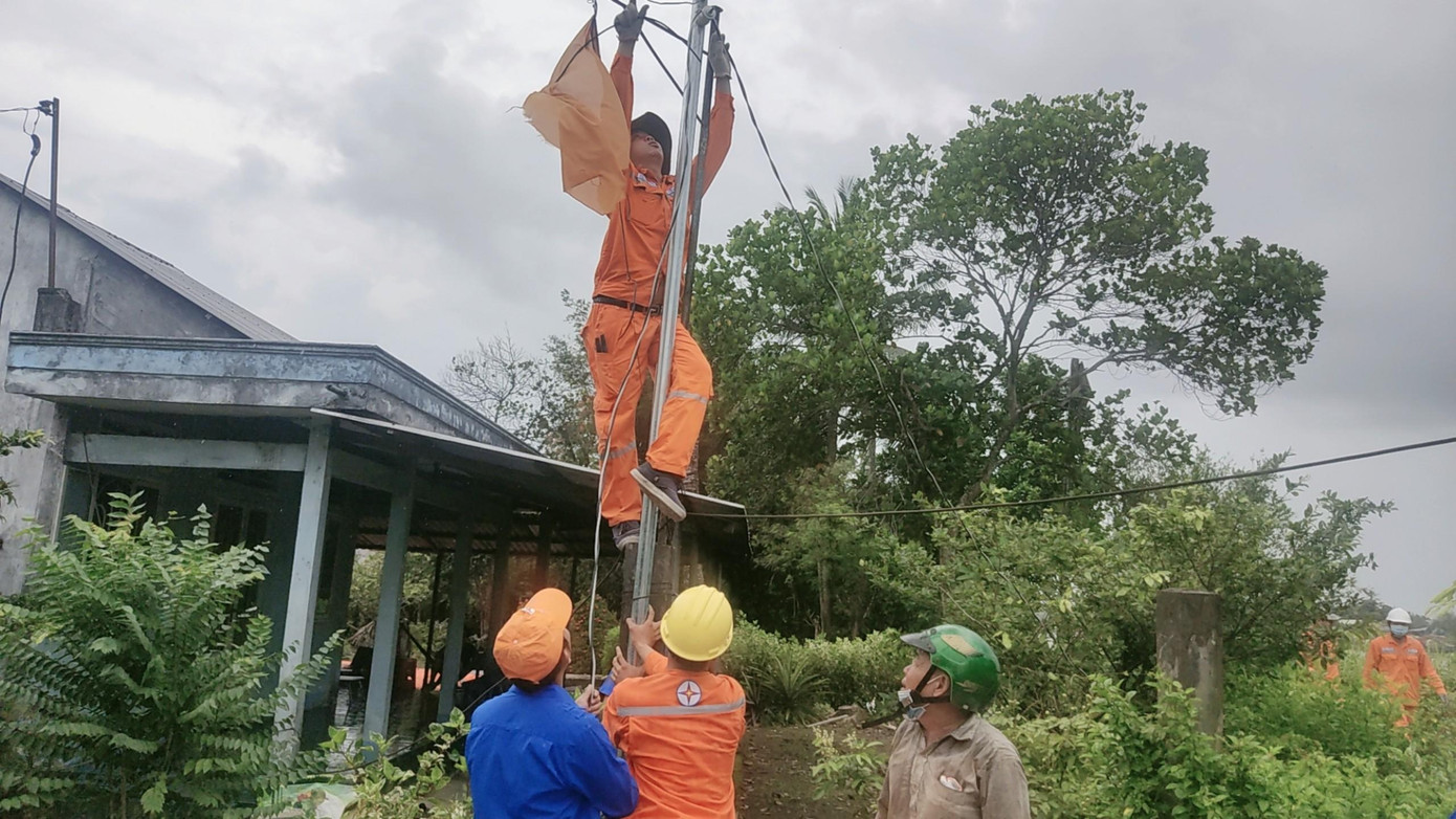 Thực hiện công trình thắp sáng đường quê tại TP Ngã Bảy