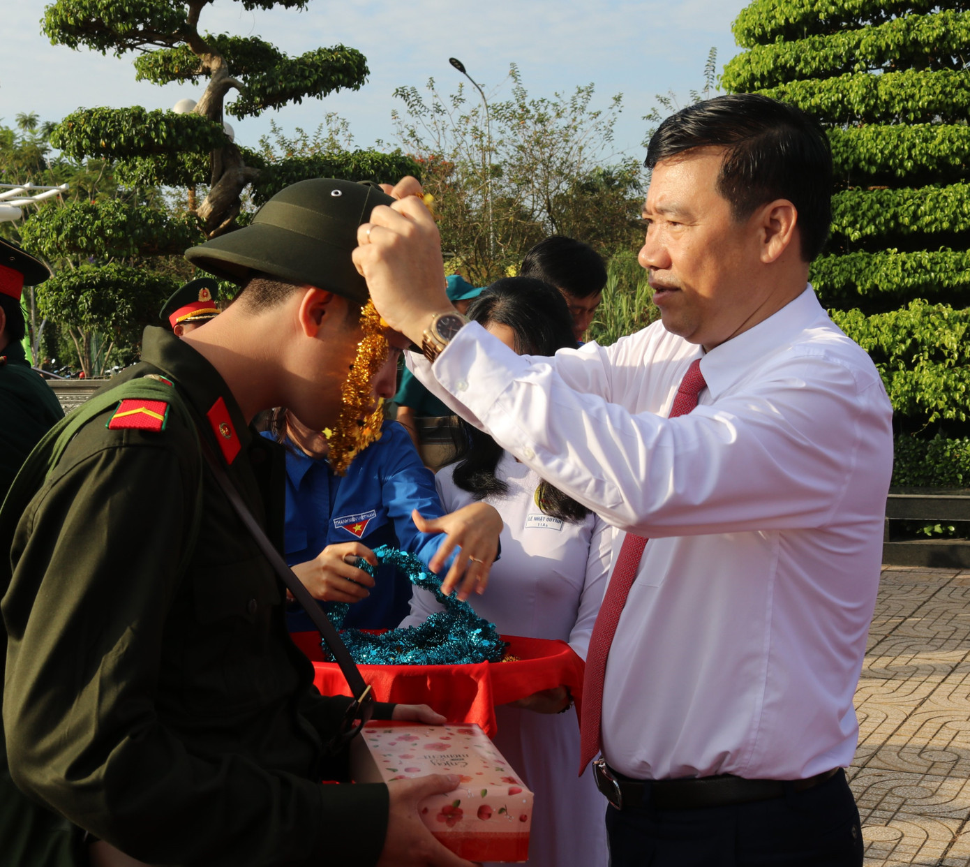 Chủ tịch UBND tỉnh Đồng Tháp động viên tân binh lên đường nhập ngũ Chủ tịch UBND tỉnh Đồng Tháp động viên tân binh lên đường nhập ngũ