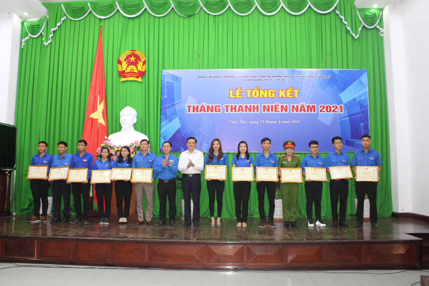 Lãnh đạo thành phố Cần Thơ tặng bằng khen cho cá nhân và tập thể. Lãnh đạo thành phố Cần Thơ tặng bằng khen cho cá nhân và tập thể.