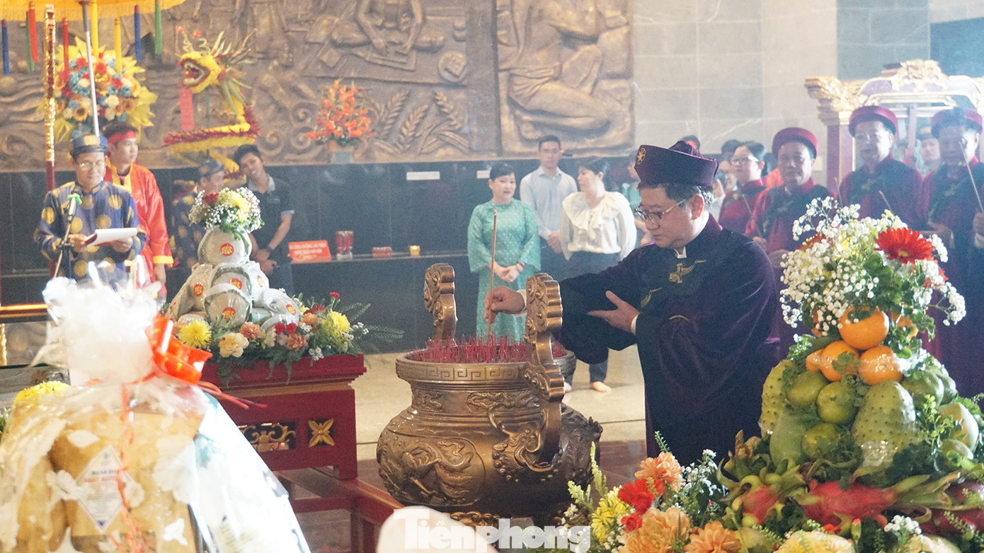 Theo Chủ tịch UBND TP. Cần Thơ, năm 2024 là một mốc son đánh dấu chặng đường tròn 20 năm thành phố trực thuộc Trung ương. “Chúng con quyết tâm xây dựng và bảo vệ quê hương Cần Thơ luôn tươi đẹp, ra sức, nỗ lực, phấn đấu, rèn luyện, phát huy trí tuệ, năng lực công tác, hoàn thành xuất sắc nhiệm vụ, phấn đấu đưa TP. Cần Thơ phát triển nhanh và bền vững, là động lực cho sự phát triển của vùng Đồng bằng sông Cửu Long”, ông Trường nhấn mạnh. Ảnh: Hòa Hội.