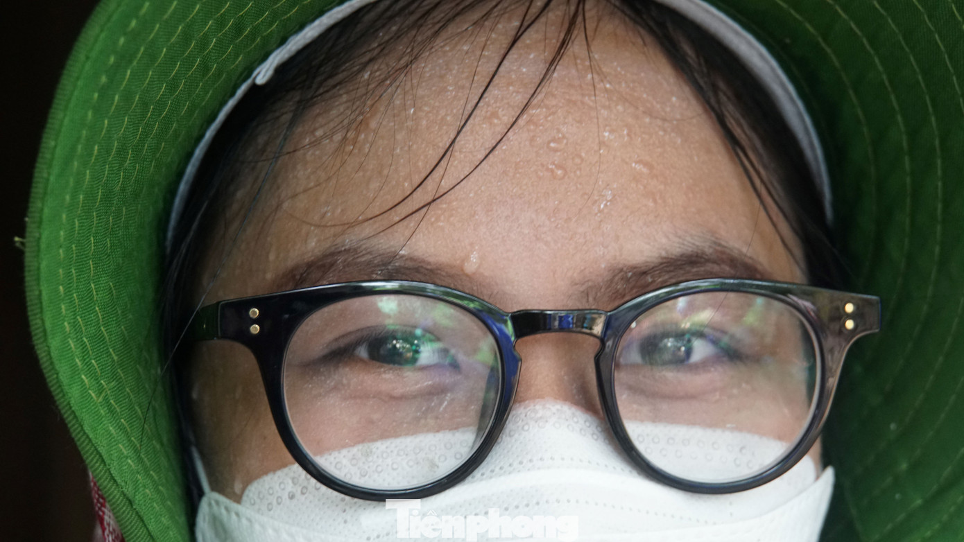 Mồ hôi nhễ nhại trên khuôn mặt Kim Ngân khi tham gia hoạt động tình nguyện. Ảnh: Hòa Hội