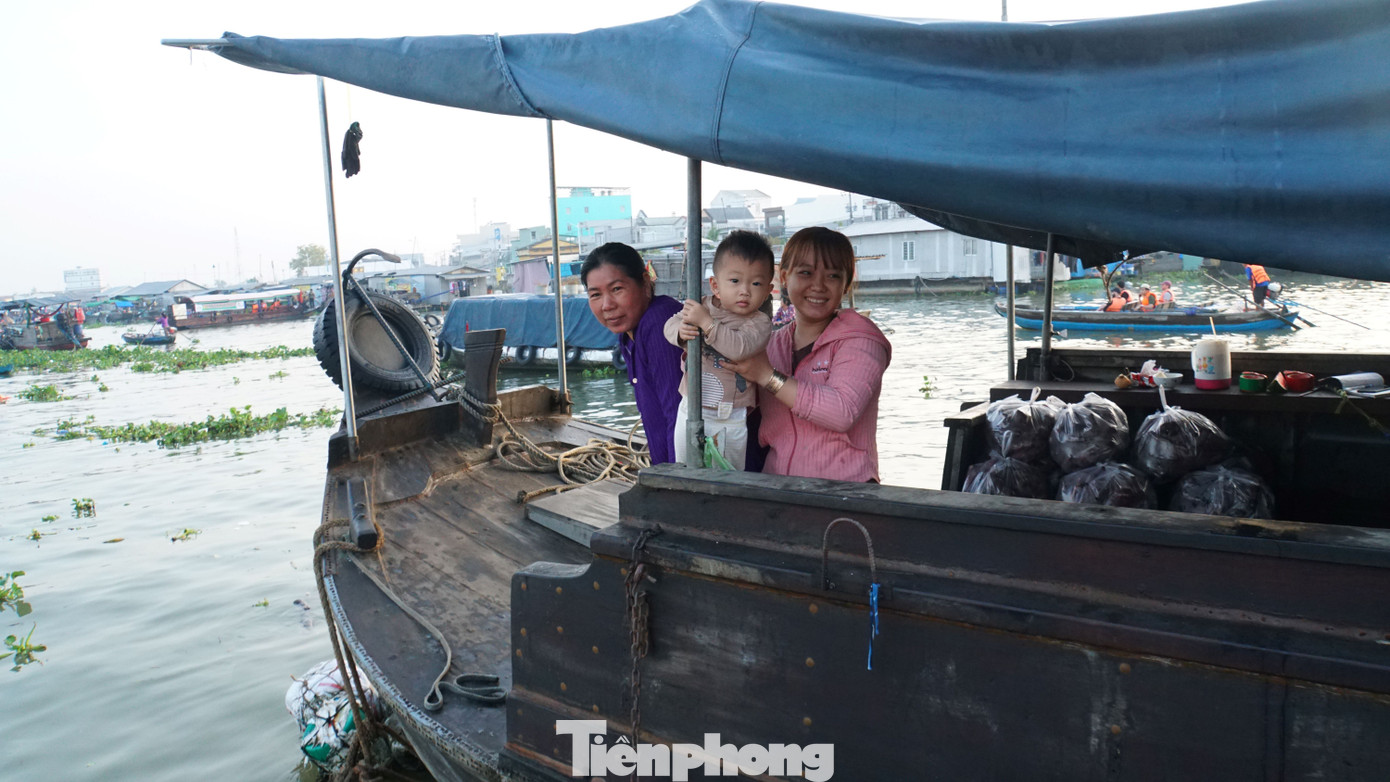 Gia đình thương hồ trên chợ nổi Cái Răng. Ảnh: Hòa Hội.