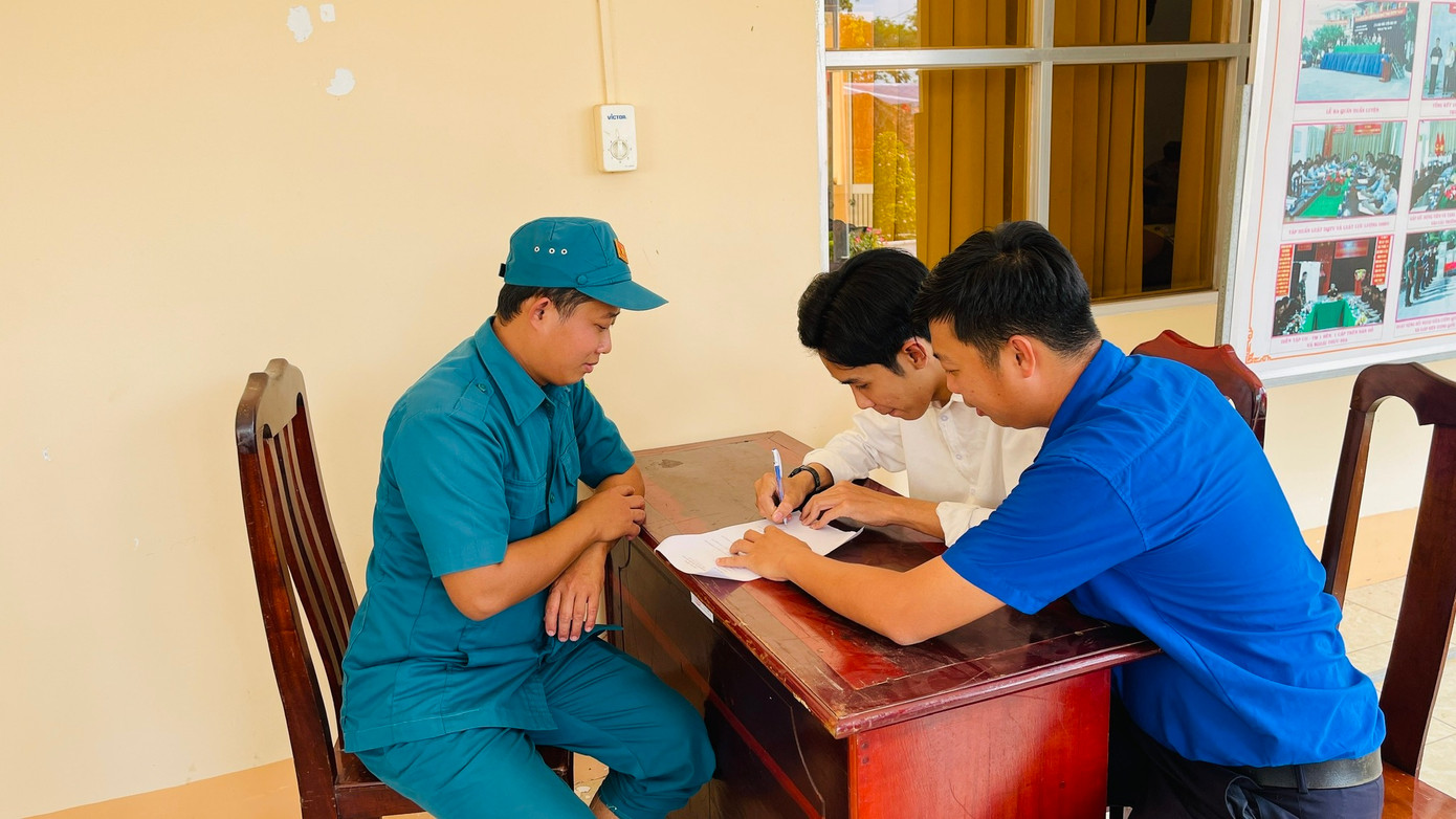 Võ Văn Lên viết đơn tham gia nghĩa vụ quân sự. Võ Văn Lên viết đơn tham gia nghĩa vụ quân sự.