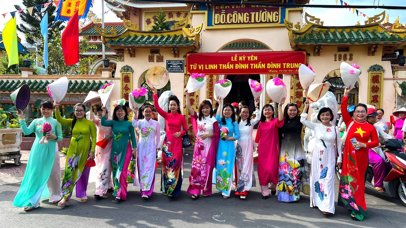 Phụ nữ Đồng Tháp duyên dáng trong tà áo dài.