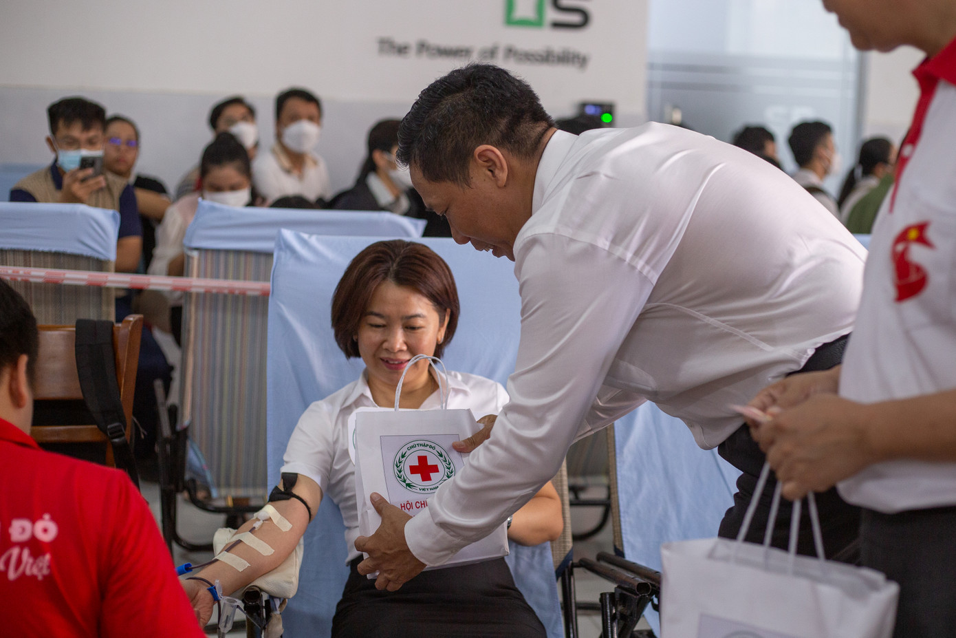 Ông Nguyễn Thực Hiện, Phó chủ tịch UBND TP Cần Thơ tặng quà cho người tham gia hiến máu.