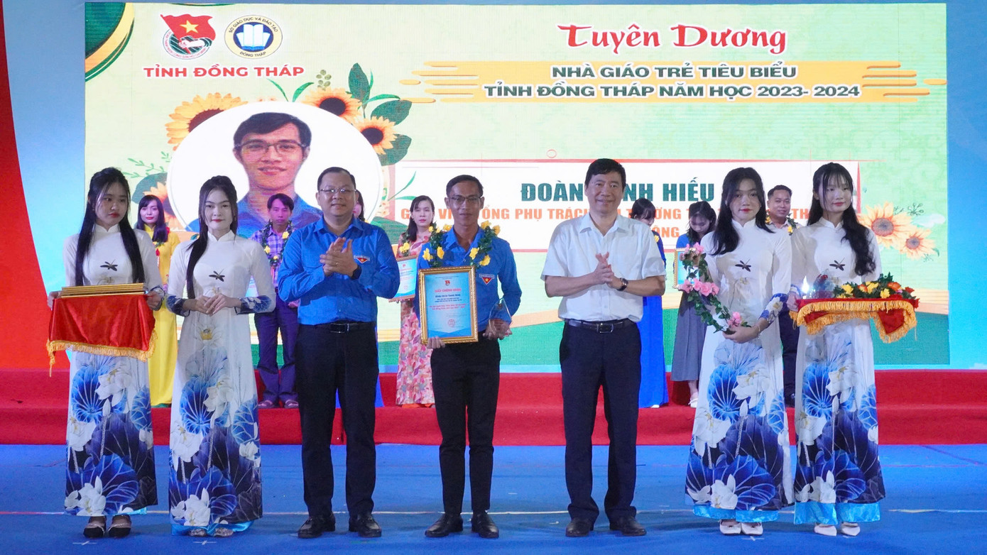 Ông Phạm Thiện Nghĩa (áo trắng) - Chủ tịch UBND tỉnh Đồng Tháp và anh Huỳnh Minh Thức - Bí thư Tỉnh Đoàn Đồng Tháp tuyên dương nhà giáo trẻ tiêu biểu.