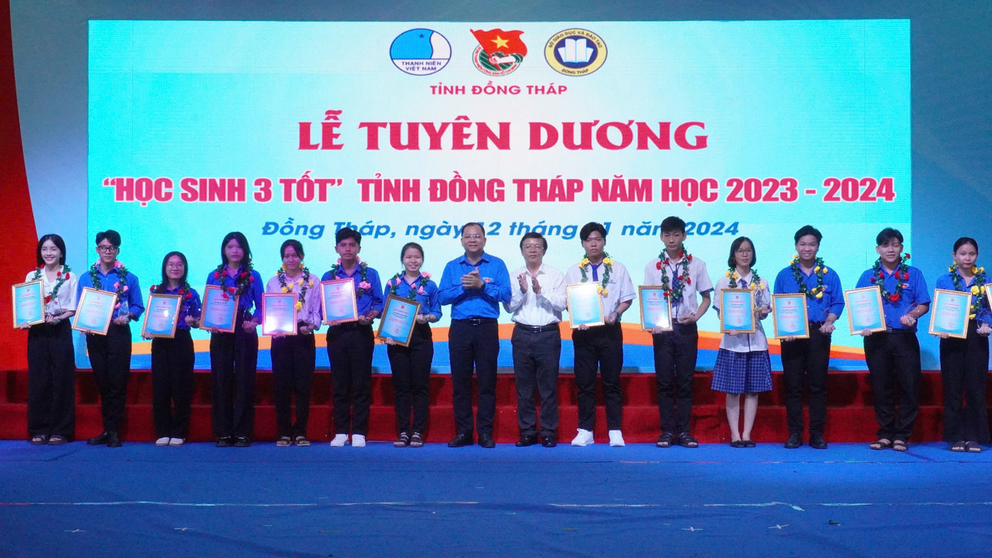 Anh Huỳnh Minh Thức - Bí thư Tỉnh Đoàn Đồng Tháp tuyên dương Học sinh 3 Tốt.