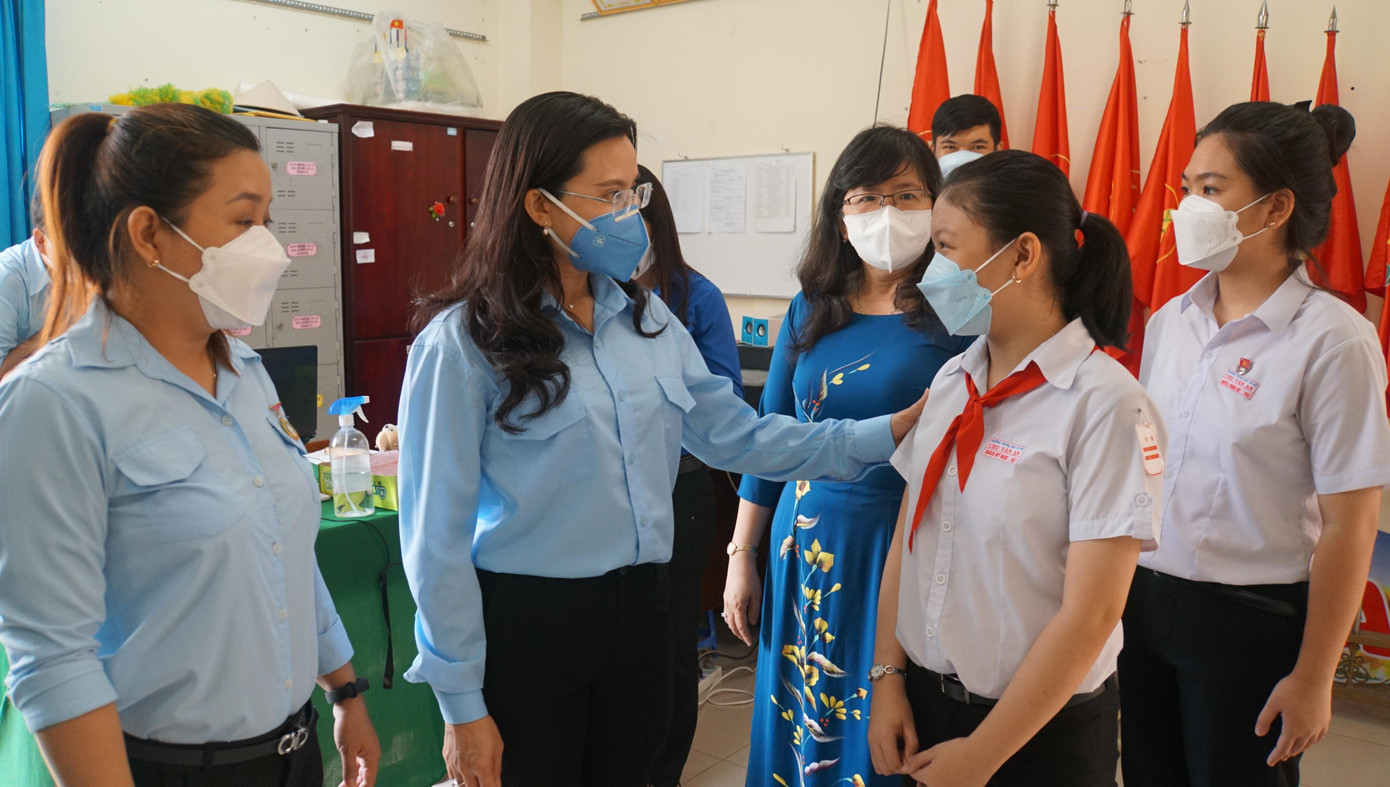 Chị Nguyễn Phạm Duy Trang, Bí thư Trung ương Đoàn thăm liên đội trường THCS Chu Văn An. - Ảnh: Hòa Hội