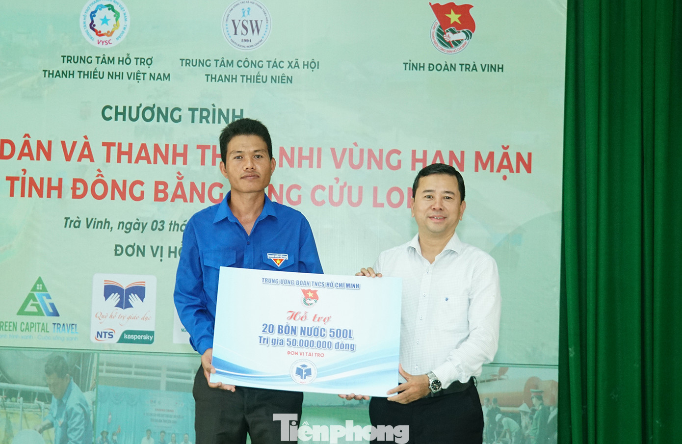 T.Ư Đoàn hỗ trợ 20 bồn nước trị giá 50 triệu đồng cho tỉnh Trà Vinh.