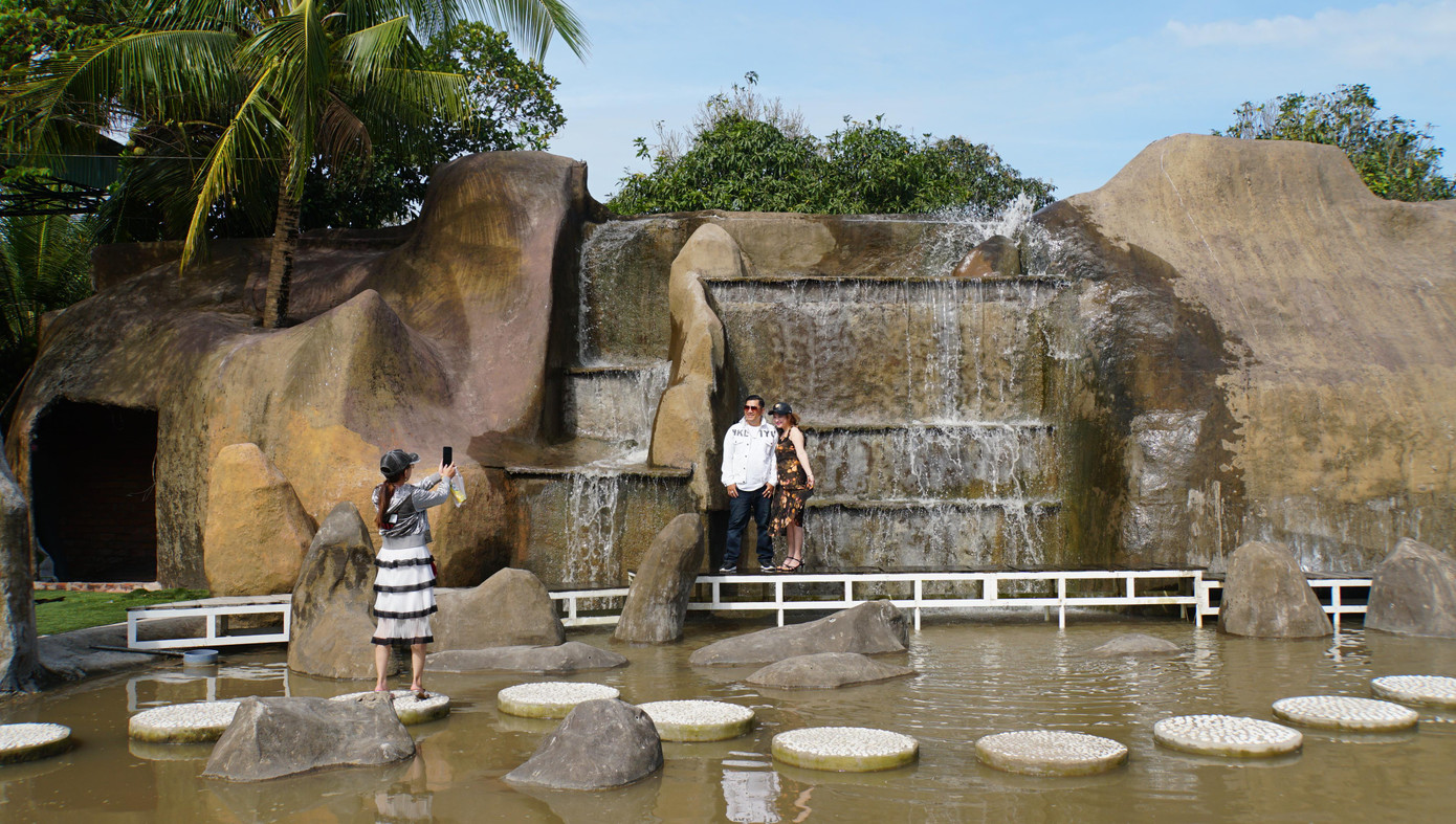 Làng du lịch sinh thái Ông Đề đã đầu tư, chuẩn bị trên 50 tiểu cảnh mới lạ, độc đáo để phục vụ du khách như: phim trường tết xưa, tết nay, trò chơi dân gian, ẩm thực. Bên cạnh đó du khách còn trải nghiệm trên 50 loại bánh dân gian; trang bị vườn hoa cúc mâm xôi, cúc Đà Lạt để du khách vui xuân, chụp ảnh. Ảnh: Hòa Hội