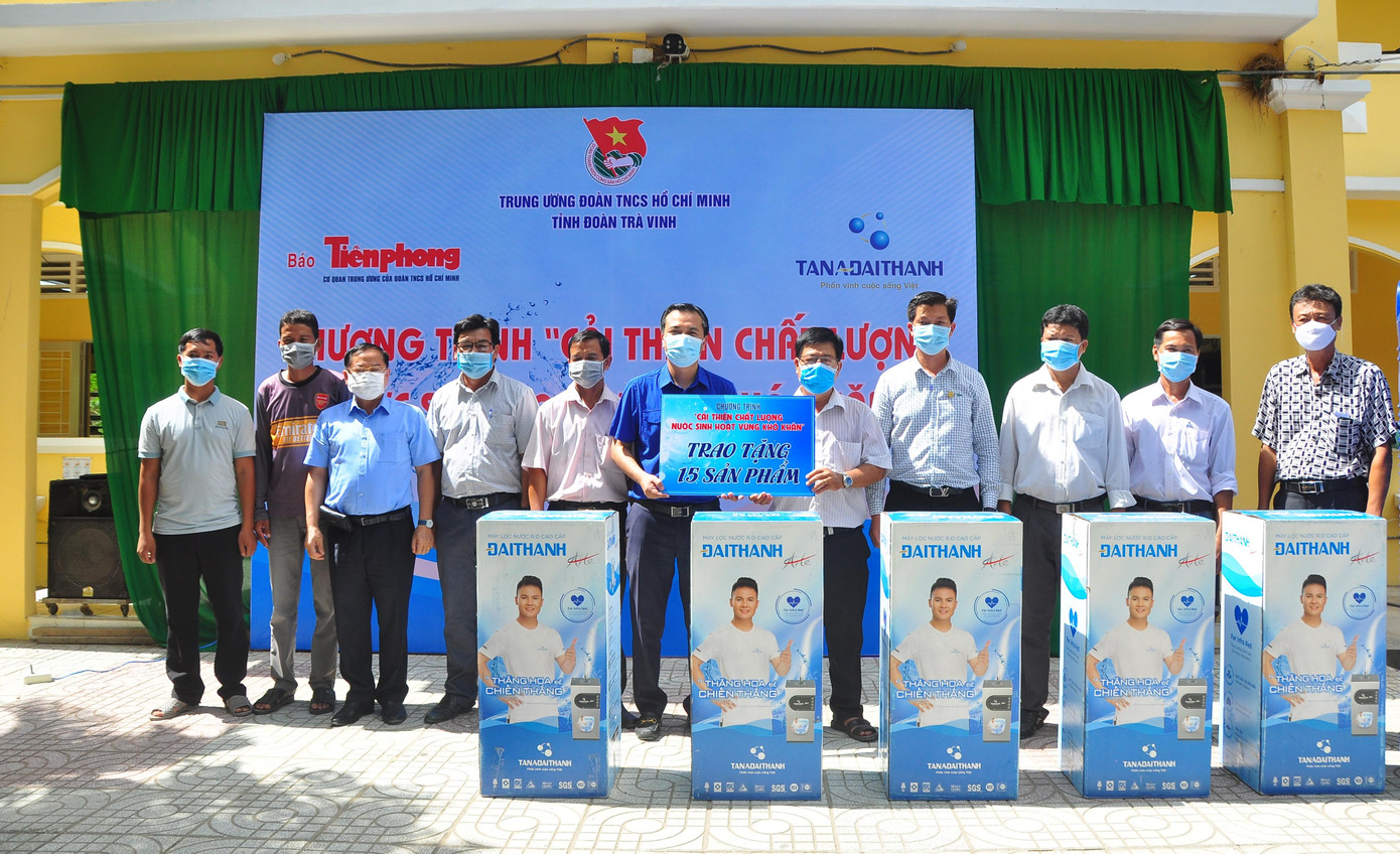 Anh Nguyễn Hải Minh, Trưởng ban Quốc tế Trung ương Đoàn, Phó chủ tịch Trung ương Hội LHTN Việt Nam và Nhà báo Lê Xuân Sơn, Tổng biên tập báo Tiền Phong trao tặng máy lọc nước cho đại diện các trường. - Ảnh: Hòa Hội Anh Nguyễn Hải Minh, Trưởng ban Quốc tế Trung ương Đoàn, Phó chủ tịch Trung ương Hội LHTN Việt Nam và Nhà báo Lê Xuân Sơn, Tổng biên tập báo Tiền Phong trao tặng máy lọc nước cho đại diện các trường. - Ảnh: Hòa Hội