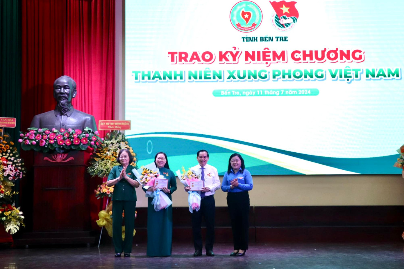 Trao kỷ niệm chương Thanh niên xung phong cho lãnh đạo tỉnh Bến Tre Trao kỷ niệm chương Thanh niên xung phong cho lãnh đạo tỉnh Bến Tre