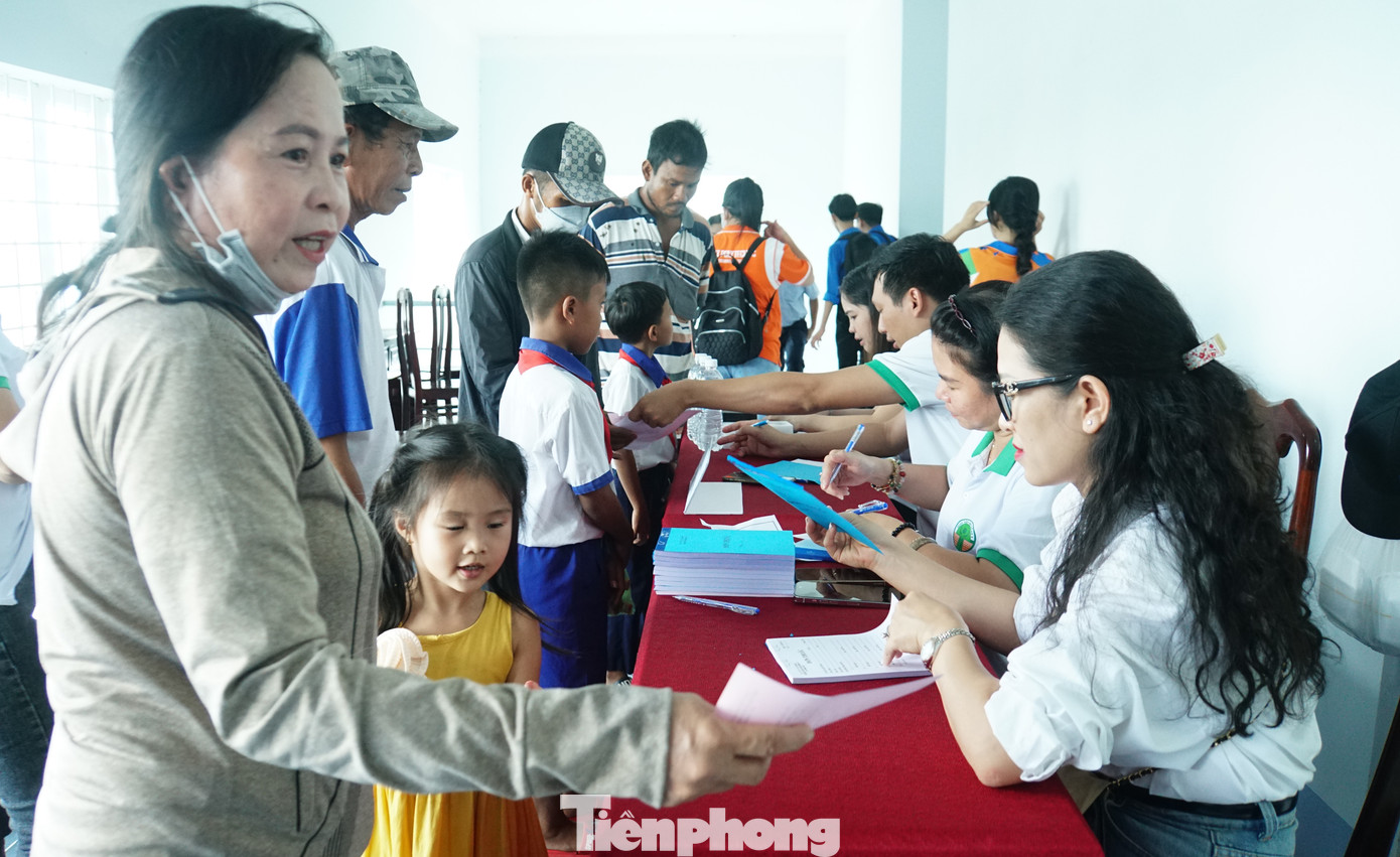 Anh Trần Việt Tuấn - Phó Bí thư Thành Đoàn Cần Thơ cho biết, trong những năm qua, việc bảo vệ, chăm sóc và giáo dục cho trẻ em đã được các cấp uỷ Đảng, chính quyền, đoàn thể đặc biệt quan tâm. Đồng thời, tạo nhiều điều kiện thuận lợi về mặt học tập cũng như vui chơi giải trí cho các em. “Tuổi trẻ thành phố tăng cường công tác chăm sóc, giáo dục và bảo vệ trẻ em đáp ứng yêu cầu phát triển đất nước phồn vinh, hạnh phúc; đặc biệt, ưu tiên nguồn lực để bảo đảm thực hiện quyền trẻ em và giải quyết các vấn đề về trẻ em”, anh Tuấn chia sẻ. Ảnh: Hòa Hội