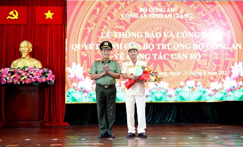 Thừa ủy quyền của Bộ trưởng Bộ Công an, thiếu tướng Bùi Văn Quyền - Phó Cục trưởng Cục Tổ chức cán bộ (Bộ Công an) trao Quyết định cho đại tá Trần Văn Cung, tân Phó Giám đốc Công an tỉnh An Giang. Ảnh: PV. Thừa ủy quyền của Bộ trưởng Bộ Công an, thiếu tướng Bùi Văn Quyền - Phó Cục trưởng Cục Tổ chức cán bộ (Bộ Công an) trao Quyết định cho đại tá Trần Văn Cung, tân Phó Giám đốc Công an tỉnh An Giang. Ảnh: PV.