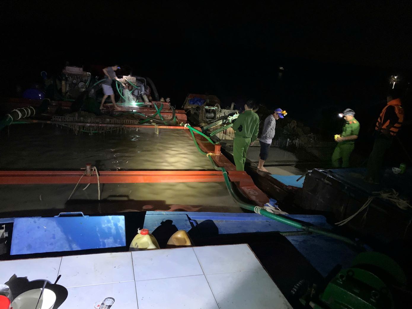 Công an Bến Tre bắt quả tang hút cát trộm trên sông. Công an Bến Tre bắt quả tang hút cát trộm trên sông.