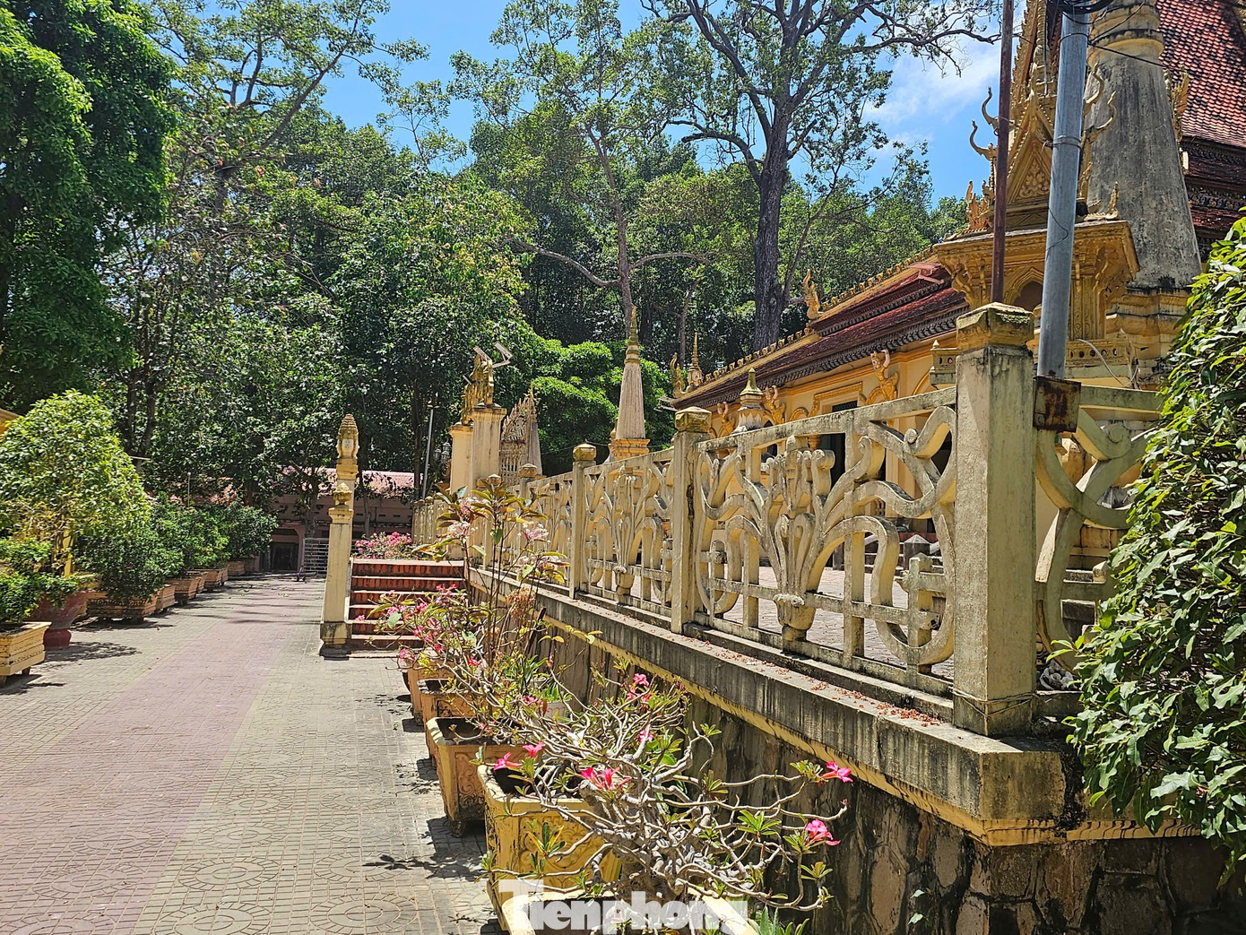 Nền của chùa Âng cao 2 m gồm hai bậc, mỗi bậc được bao quanh bởi hàng rào. Ở hai hướng Đông và Tây có cổng ra vào. Ảnh: Hòa Hội.