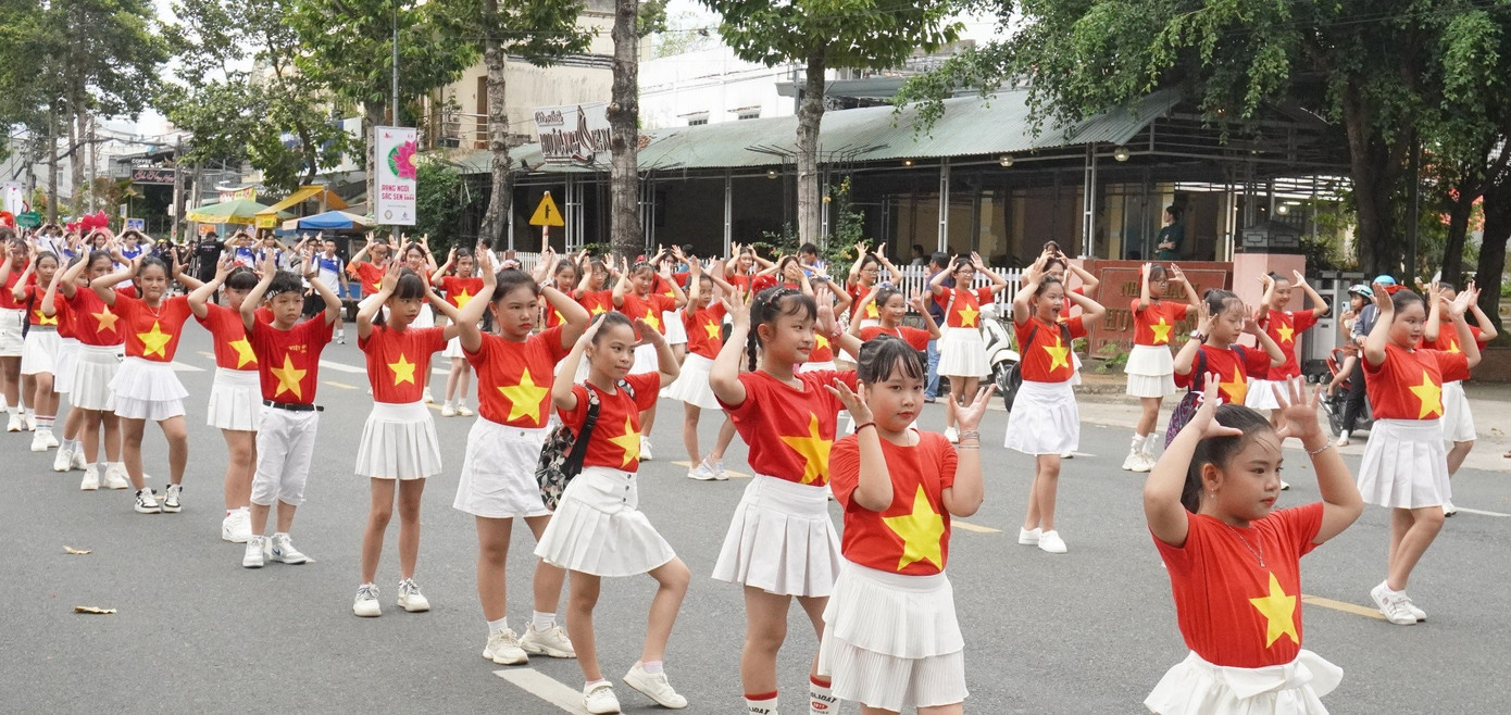 Các em thiếu nhi tham gia diễu hành.