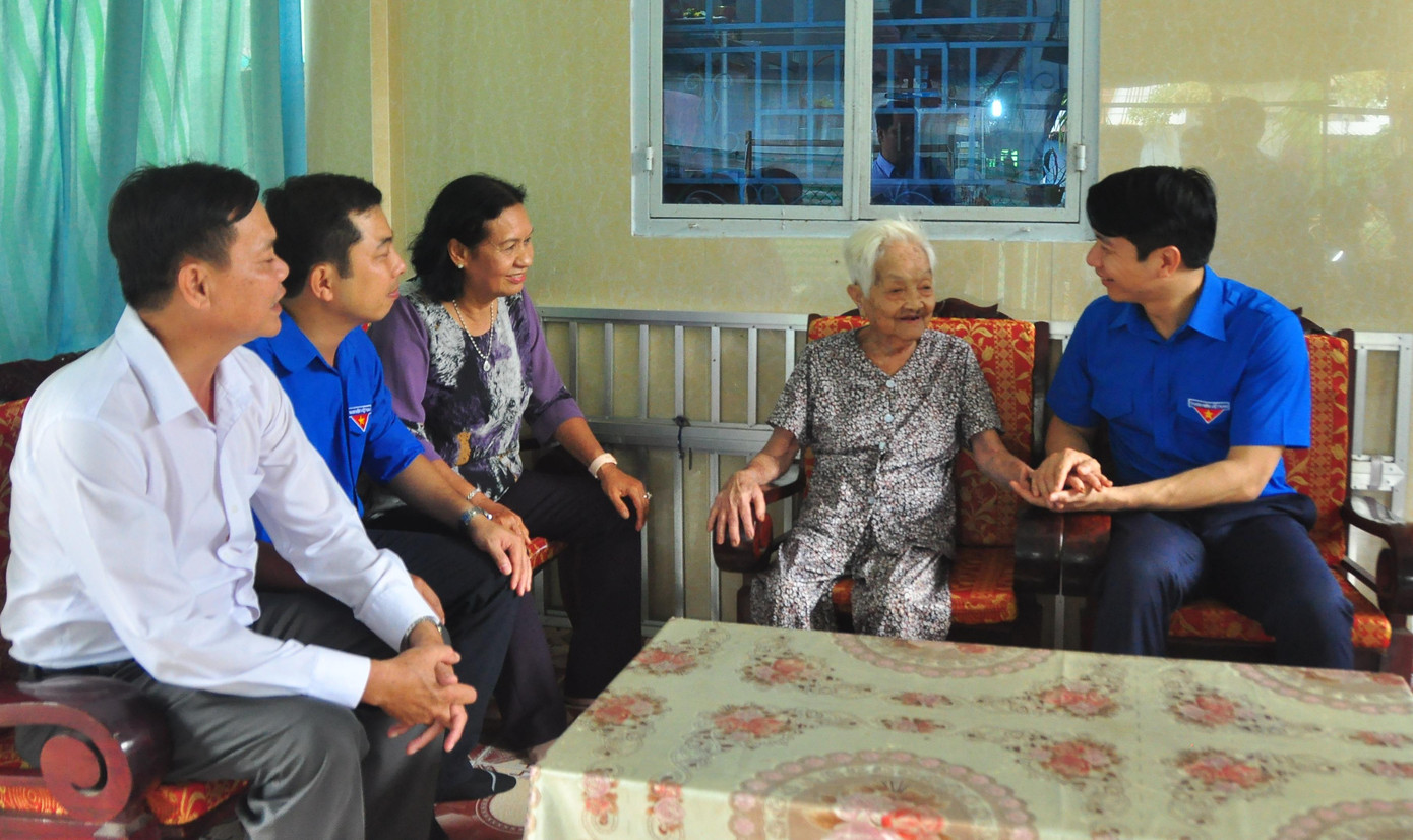 Bí thư Trung ương Đoàn Nguyễn Ngọc Lương thăm hỏi Mẹ Việt Nam anh hùng Lê Thị Tuội ở thị trấn Càng Long.