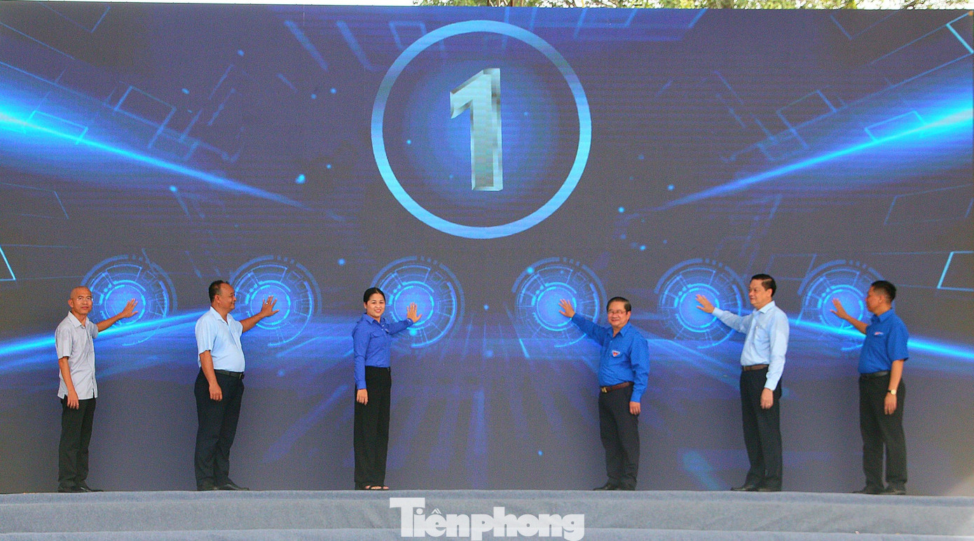 Đại biểu phát lệnh khởi động chiến dịch thanh niên tình nguyện hè 2024. Đại biểu phát lệnh khởi động chiến dịch thanh niên tình nguyện hè 2024.