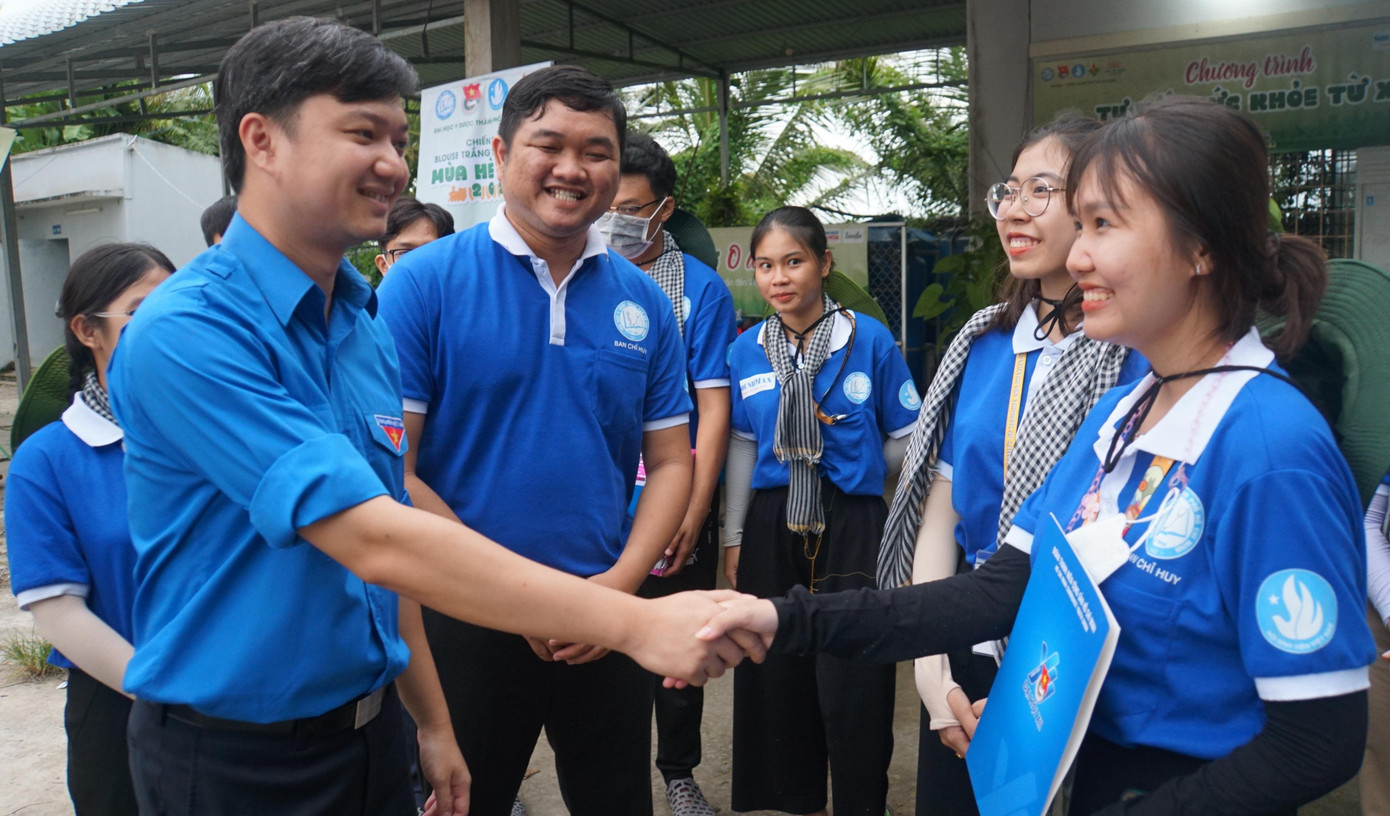 Các chiến sĩ của 2 trường tập trung hỗ trợ địa phương xây dựng nông thôn mới, khám bệnh, cấp phát thuốc, xây nhà nhân ái và nhiều công trình, phần việc khác. - Ảnh: Hòa Hội