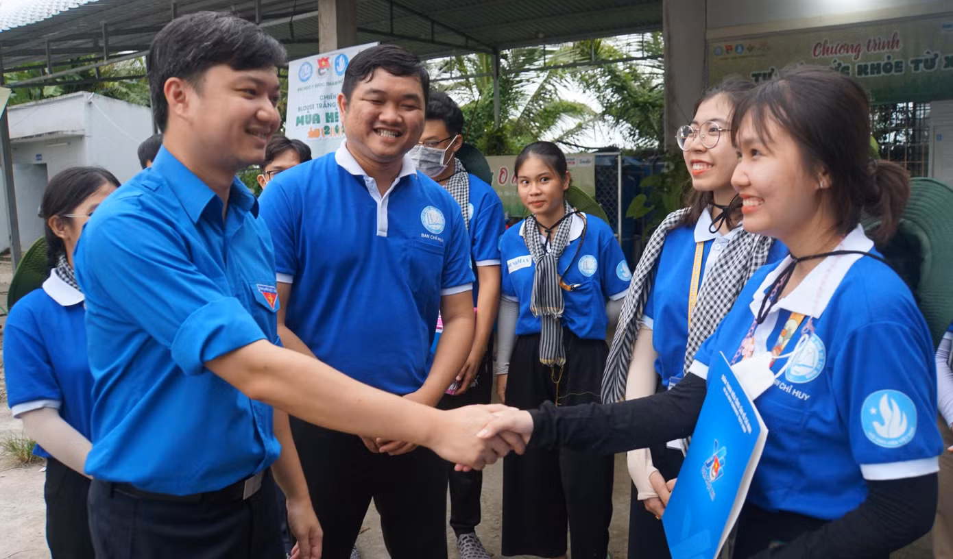 Các chiến sĩ của 2 trường tập trung hỗ trợ địa phương xây dựng nông thôn mới, khám bệnh, cấp phát thuốc, xây nhà nhân ái và nhiều công trình, phần việc khác. - Ảnh: Hòa Hội