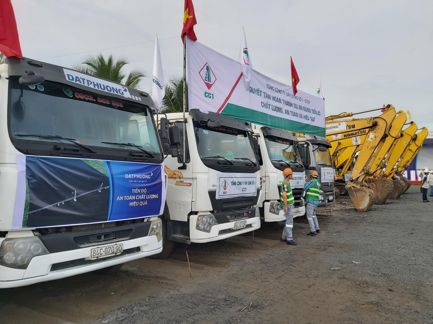 Đơn vị thi công tập kết máy móc tại công trình. Ảnh: Hòa Hội. Đơn vị thi công tập kết máy móc tại công trình. Ảnh: Hòa Hội.