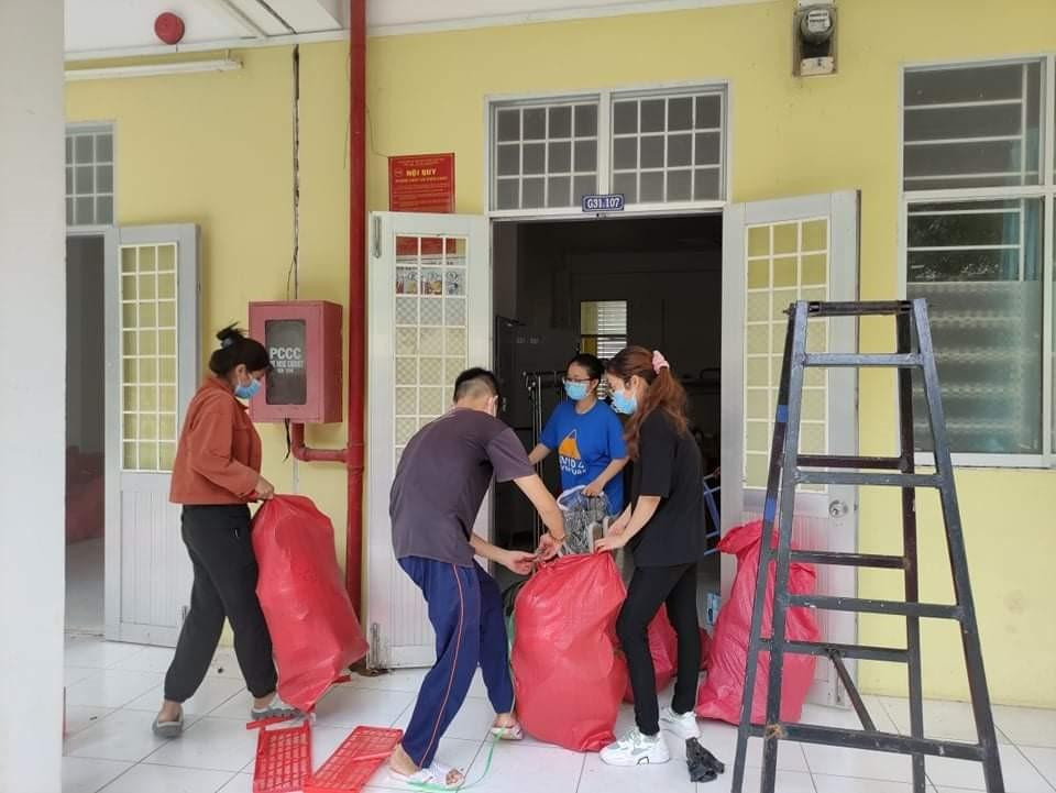 Các em sinh viên di dời đồ đạc về nơi ở mới