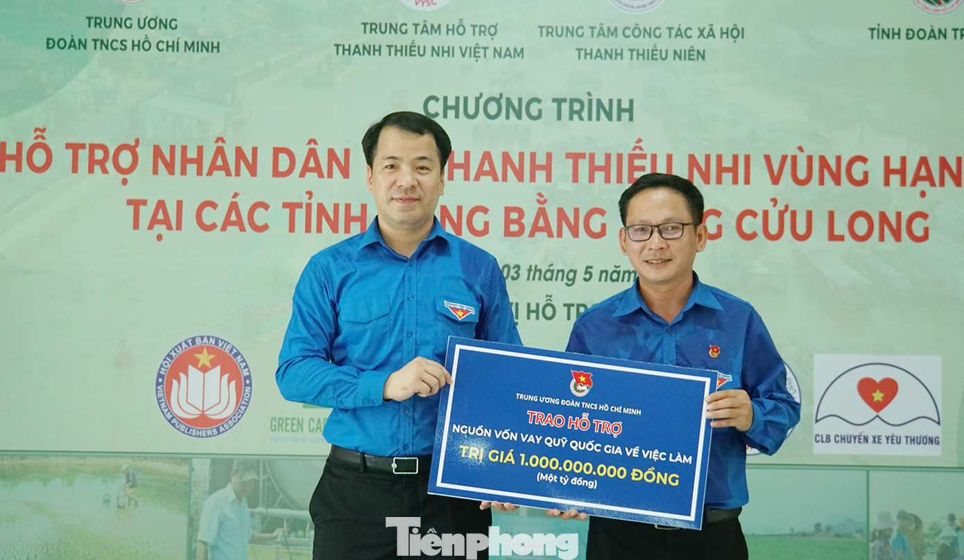 T.Ư Đoàn trao hỗ trợ nguồn vốn vay Quỹ quốc gia về việc làm 1 tỷ đồng cho Tỉnh Đoàn Trà Vinh. Ảnh: Hòa Hội