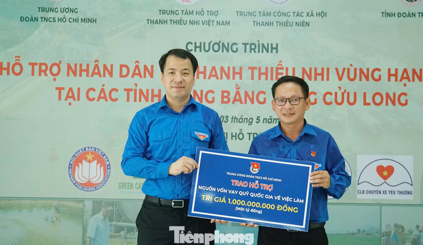 T.Ư Đoàn trao hỗ trợ nguồn vốn vay Quỹ quốc gia về việc làm 1 tỷ đồng cho Tỉnh Đoàn Trà Vinh. Ảnh: Hòa Hội T.Ư Đoàn trao hỗ trợ nguồn vốn vay Quỹ quốc gia về việc làm 1 tỷ đồng cho Tỉnh Đoàn Trà Vinh. Ảnh: Hòa Hội