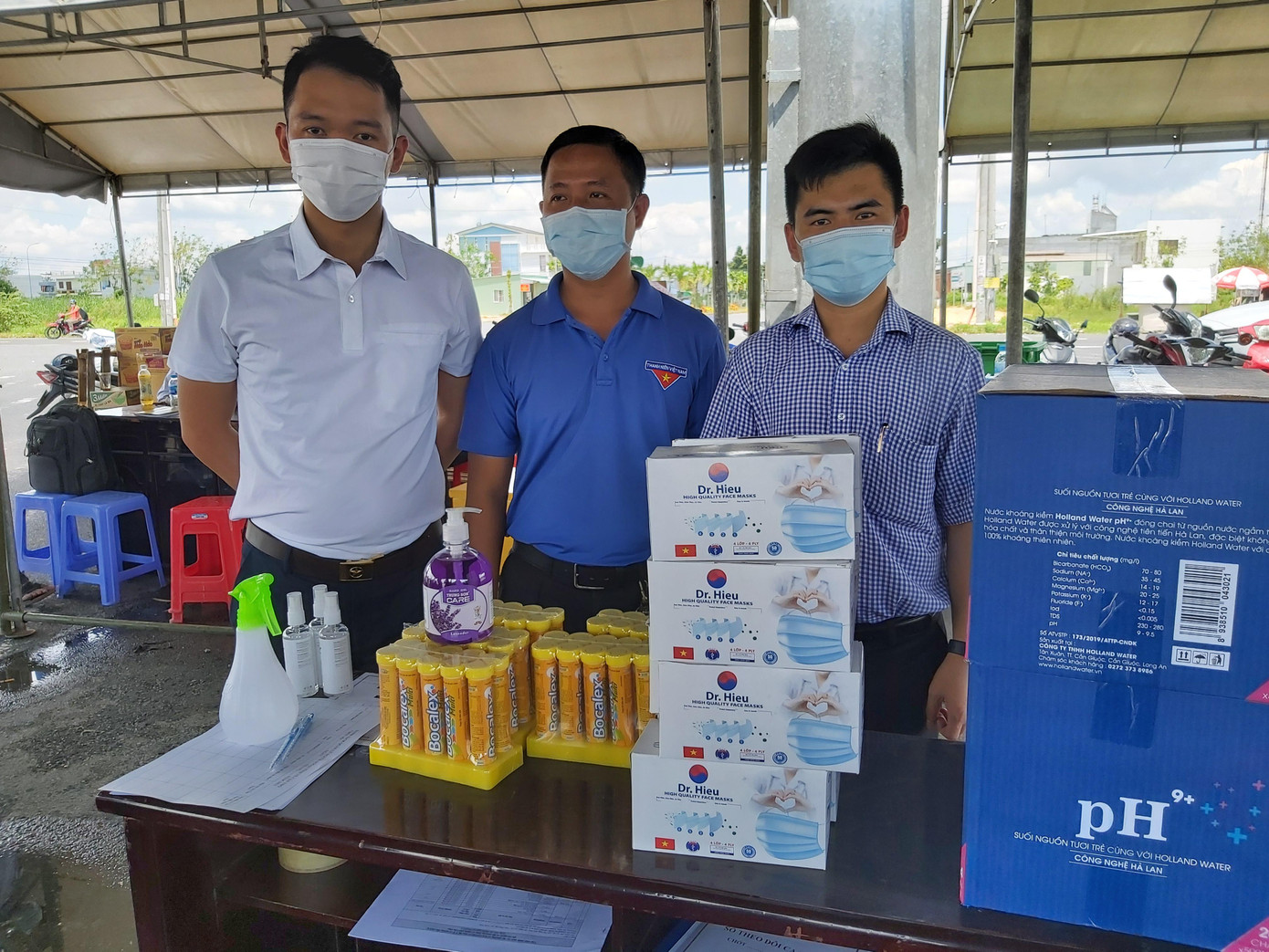 Anh Nguyễn Trung Hiếu, Giám đốc Cty TNHH Đầu tư sản xuất và Phát triển VAHINVEST ở TP Cần Thơ cũng đã hỗ trợ 30.000 khẩu trang và găng tay y tế trị giá trên 70 triệu đồng cho các chốt kiểm soát trên địa bàn thành phố Cần Thơ. Anh Hiếu nói rằng, bản thân muốn đóng góp chút công sức của mình để cùng thành phố đẩy lùi dịch bệnh nguy hiểm này.