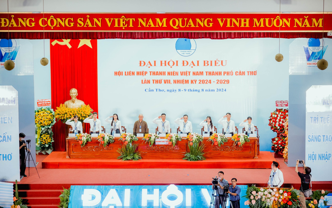 Đoàn chủ tịch chào cờ.