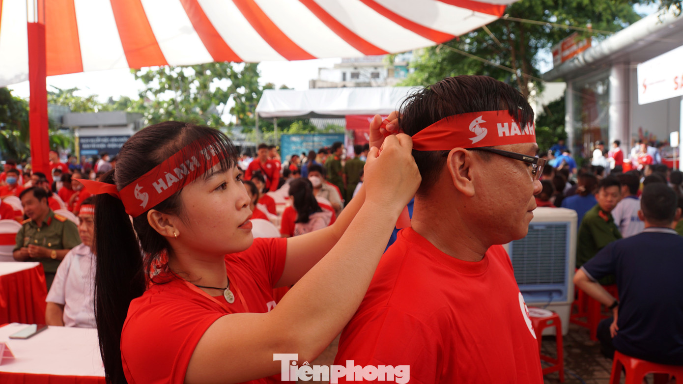 Sắc đỏ rộn ràng tại ngày hội hiến máu.