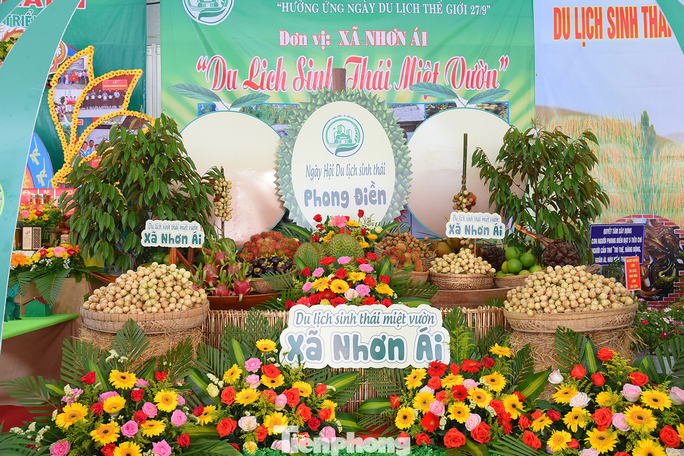 Bên cạnh đó, ngày hội còn là dịp để các doanh nghiệp, cơ sở làm du lịch trong và ngoài thành phố gặp gỡ, giao lưu, quảng bá với du khách nét đặc trưng văn hóa của sông nước miệt vườn, đặc biệt là du lịch sinh thái, du lịch cộng đồng. Ảnh: Hòa Hội. Bên cạnh đó, ngày hội còn là dịp để các doanh nghiệp, cơ sở làm du lịch trong và ngoài thành phố gặp gỡ, giao lưu, quảng bá với du khách nét đặc trưng văn hóa của sông nước miệt vườn, đặc biệt là du lịch sinh thái, du lịch cộng đồng. Ảnh: Hòa Hội.