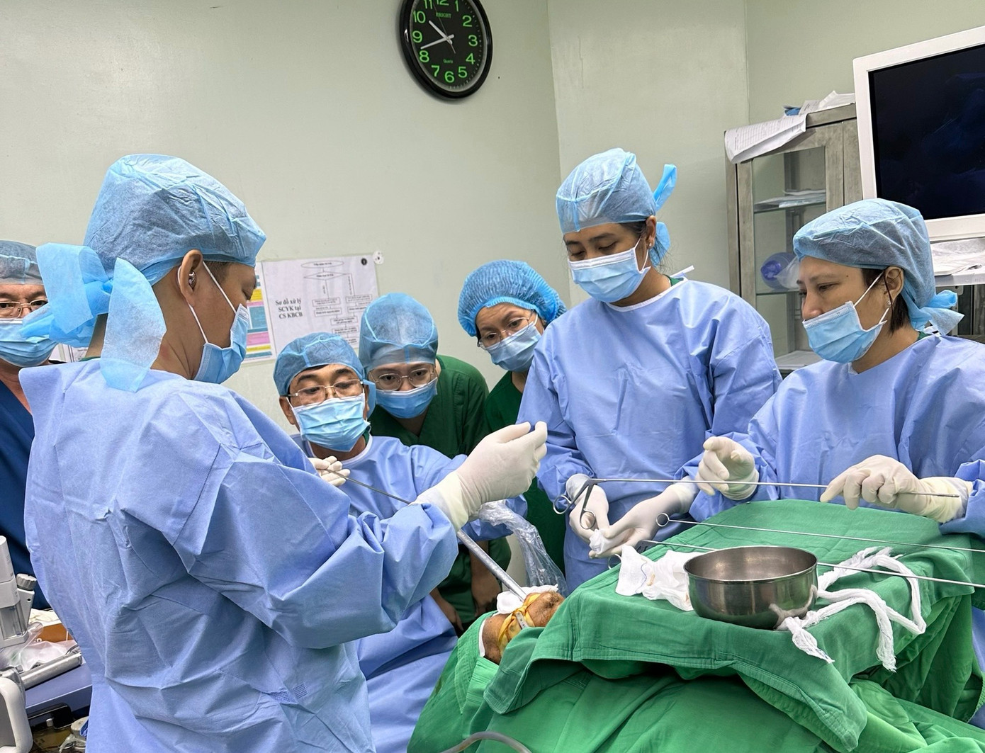 Các bác sĩ mổ nội soi lấy xương gà ở cổ bệnh nhân 75 tuổi. Các bác sĩ mổ nội soi lấy xương gà ở cổ bệnh nhân 75 tuổi.