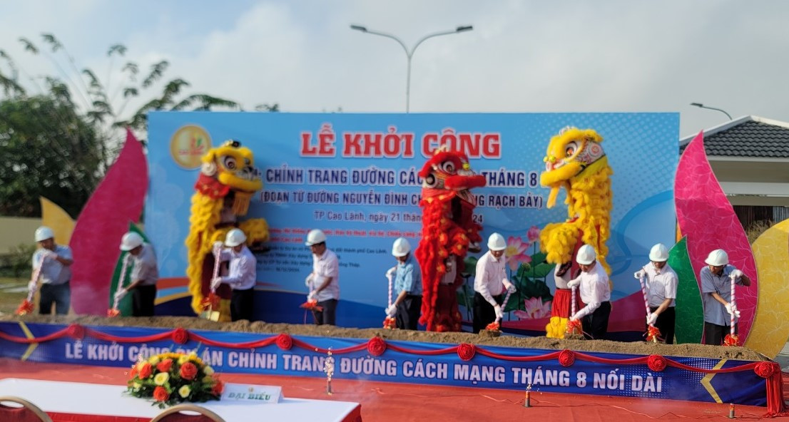 Thực hiện nghi thức khởi công công trình mở rộng đường Phạm Hữu Lầu, đoạn từ cầu Cái Tôm đến đường Thiên Hộ Dương.