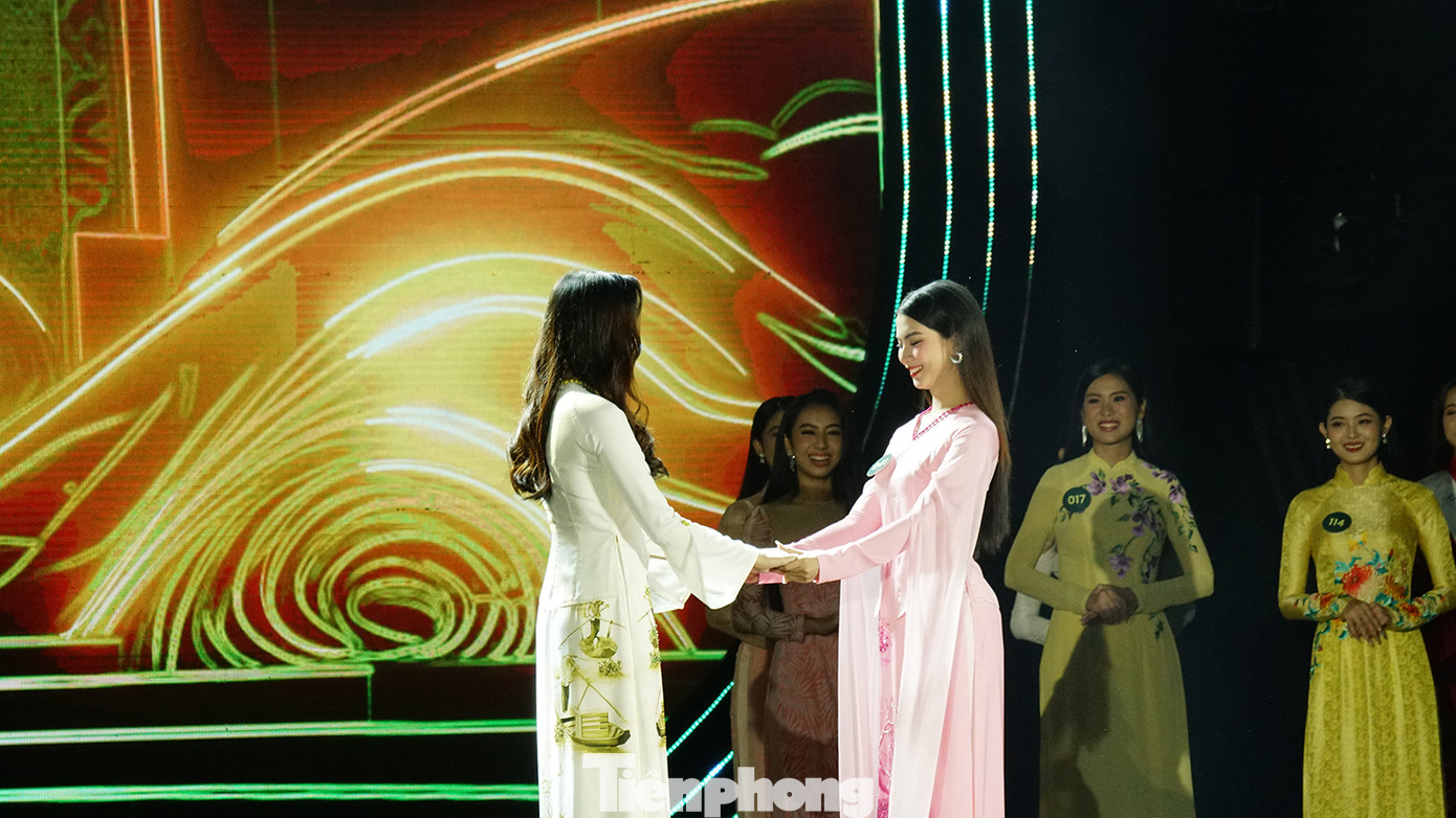 Hoa khôi Nguyễn Ngọc Kiều Duy đang học ngành Ngôn ngữ Anh, Á khôi 1 Phan Lê Kim Ngọc học chuyên ngành Truyền thông đa phương tiện, Trường Đại học FPT Cần Thơ. Ảnh: Hòa Hội.