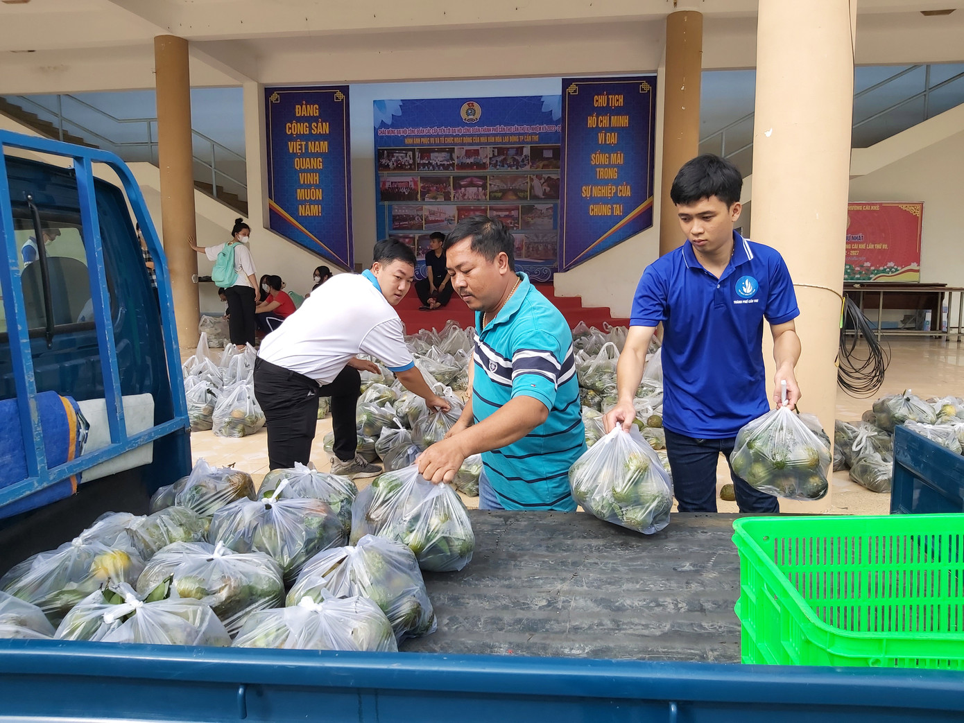 Người dân đến mua cam về ép lấy nước bán.