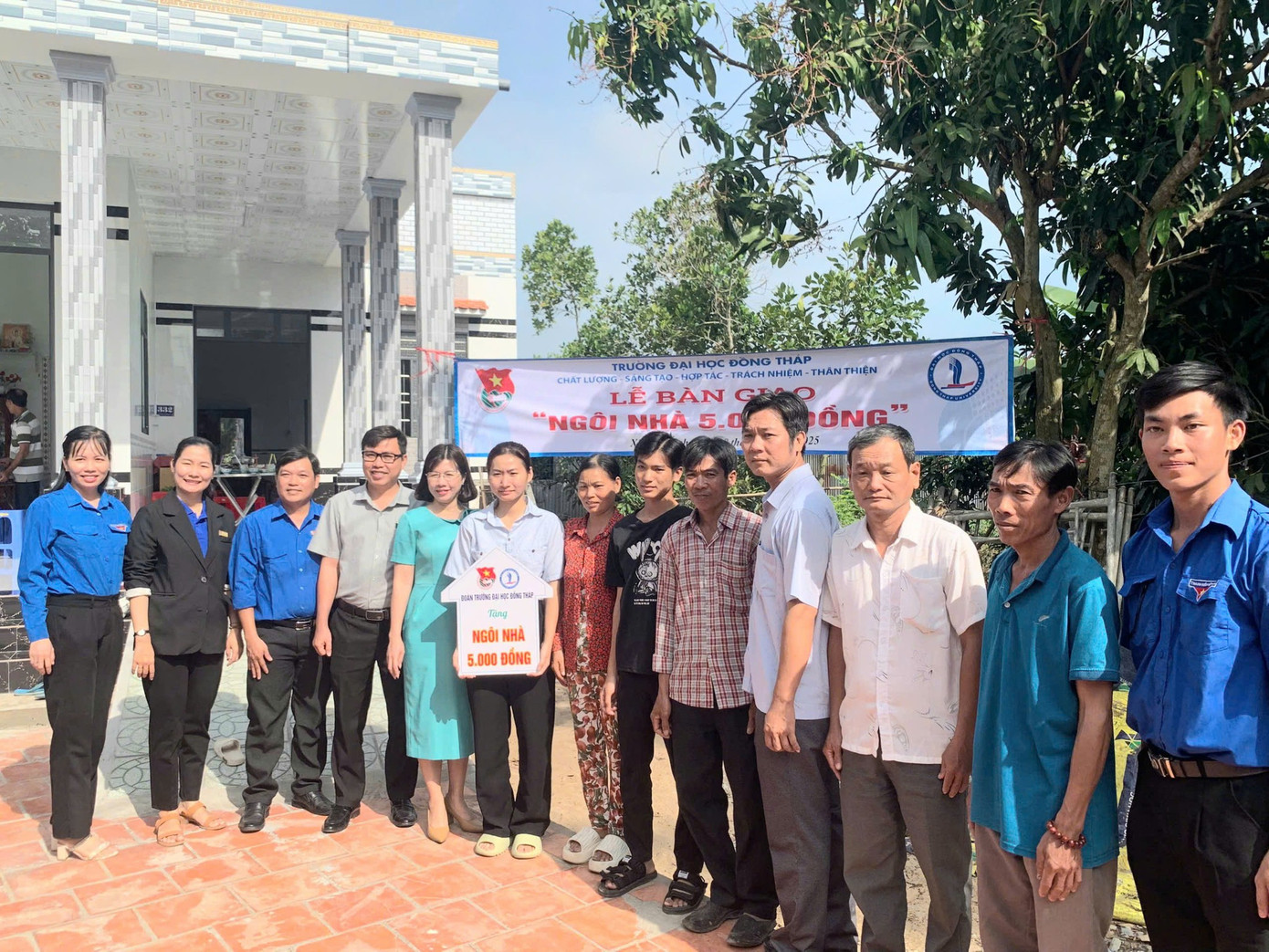 Trường Đại học Đồng Tháp bàn giao nhà 5.000 đồng cho sinh viên khó khăn. Trường Đại học Đồng Tháp bàn giao nhà 5.000 đồng cho sinh viên khó khăn.