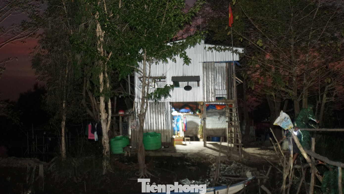 Trạm kiểm soát biên giới của Đồn Biên phòng Vĩnh Nguơn nằm heo hút trên cánh đồng gần giáp Campuchia. Ảnh: Hòa Hội